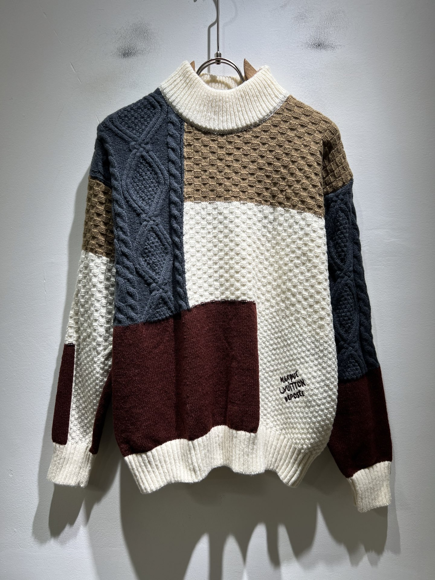 NO:625434,Louis Vuit*on 2025 autumn and winter Louis family light luxury knitted woolen sweater!  Same decoration for men and women!  The new high-end of the Louis family, the details and quality are always so perfect, and the creative designs are endless. You are not a fashionista if you don’t buy a few pieces of Louis this autumn and winter. Embroidered logo pattern design on the hem!  It is something that everyone loves. Made of top-quality wool blend, it is super soft and tough, and has excellent breathability. It comes from world-class trading OEM channels, and the quantity is extremely rare and sold out. It is a presbyopic item that is released every year by 'Donkey Brand'.  The body logo presents an unusual texture, clean and neat. This is the Louis family's unique skill and the latest craftsmanship of this season. The level of detail has reached the top, and the slim and three-dimensional tailoring is a unique design. It is a fusion of luxury and fashion!  Size M-3XL,,louis vuitton,louis vuitton,louis vuitton,alexander wang19860909Louis Vuit*on 2025秋冬路易家族轻奢针织羊毛衫！男女同款装饰！ 路易家族的新高端,细节品质永远的那么完美无瑕,创意设计层出不穷.今年秋冬季节没有入手几件路易你算不上时尚达人.下摆刺绣logo图案设计！实属人见人爱的东西.顶级羊毛混纺打造,超级柔软且具有韧性,透气感也是绝佳.来自世界级贸易级别的代工厂渠道,数量极其稀少售完无补.“驴牌”每年都会出的老花单品,立体Logo呈现不一般的质感,干净俐落.这是路易家族的看家绝活也是本季度的最新工艺.细致化程度已经达到顶端了,修身立体剪裁的版型设计堪称一绝.属于奢华与时尚的融合！尺码M-3XL,,louis vuitton,louis vuitton,louis vuitton,alexander wang,Men's clothing