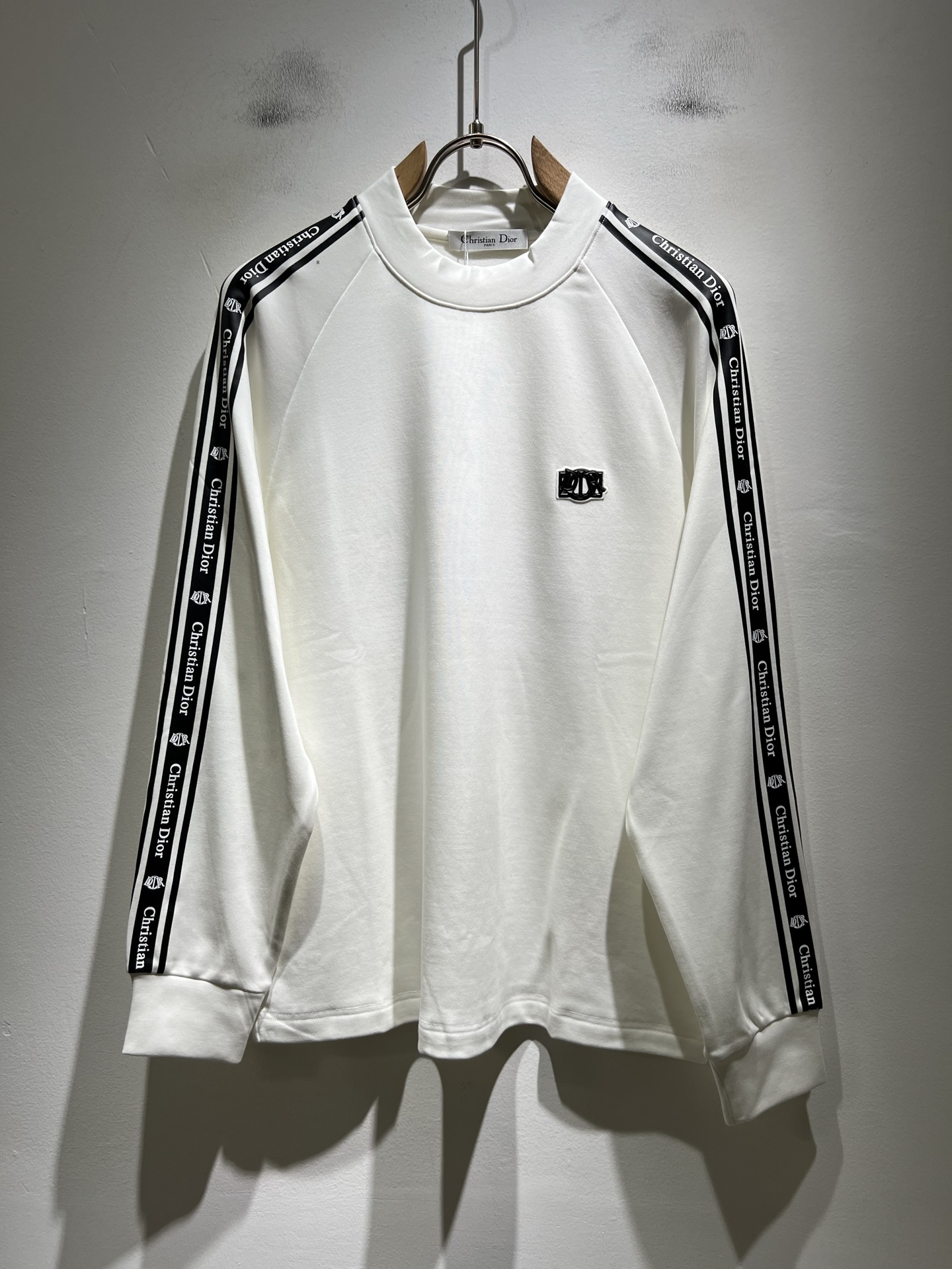 NO:625463,Dio*Dijia's new 2025 autumn and winter long-sleeved bottoming shirts for men and women are on sale simultaneously at counters!  Customized exclusive 260g pure cotton fabric, customized original craft thread, chest logo pattern laminated craft design!  Simple and elegant, easy to match and versatile, extremely high-grade, perfectly integrated into fashion and style, it is a top-notch fashionable style that is perfect for outer wear!  The whole thing gives people a natural feeling!  The ultimate classic and versatile base, designed with the latest three-dimensional letter logo laminated elements!  The ultimate heavy work, the ultimate perfection!  Fans who pursue high quality should rush to buy it by themselves, and we sincerely invite all fans who know the goods to appreciate this model together!  !  Color Black White Size M-3XL,,dior,dior,alexander wang19860909Dio*迪家 2025秋冬新款男女同款长袖打底衫,专柜同步发售！定制专属260克纯棉面料,定制原版工艺螺纹,胸前logo图案压胶工艺设计！简约大方,从容百搭,档次极高,完美融入时尚还有风情感一款完美符合外穿的顶尖时髦气质款！整体给人浑然天成的感觉！极致经典的百搭型打底,采用最新的立体字母logo压胶元素设计！极致的重工极致的完美！追求高品质的粉丝们请自行抢购,诚邀所有识货的粉丝一同鉴赏此款！！颜色黑色 白色 尺码M-3XL,,dior,dior,alexander wang,Men's clothing