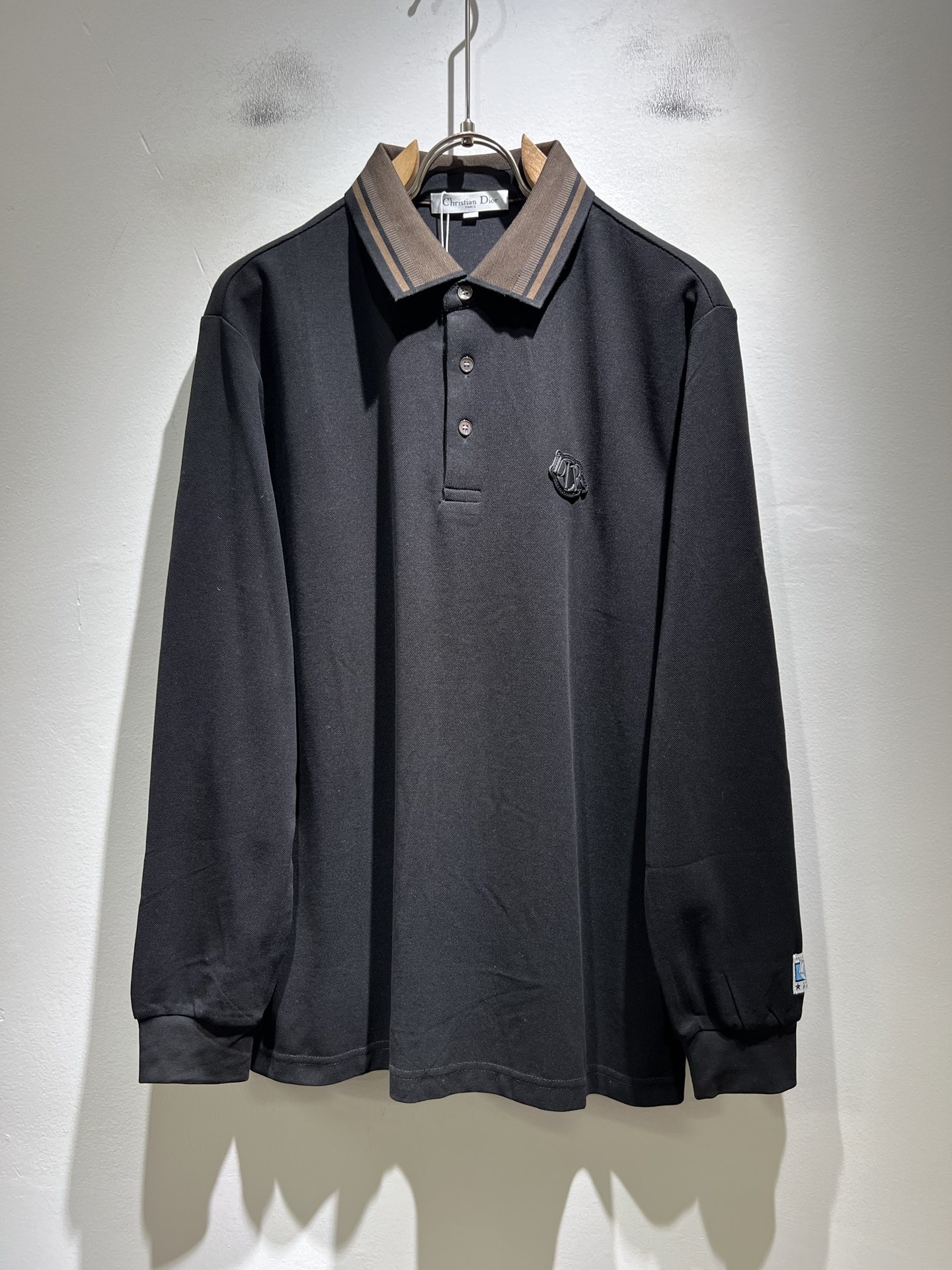 NO:625489,Di*r Dijia's 2025 new autumn and winter men's Polo shirts, there are many simple solid color fashionable models. Many design masters have an inseparable feeling for solid colors. This is a tribute to tradition and a nostalgia for the mood~ In fact, the nostalgia of the design also determines the tone of the work. The work I am going to talk about today is a new work brought by Dio*~~ It can be said to be a style work that can be used for business or leisure. Simple iconic logo embroidery design on the shoulders!  The exquisite workmanship is worthy of careful consideration. It can be said that it is an extremely accurate setting of the simple style. A simple and casual tone is very accurate. The imported pique cotton fabric is soft and comfortable. The classic POLO shirt lapel design is impeccable in workmanship. It is not monotonous and looks more high-end. It originally exudes a fashionable temperament. Coupled with its soft and comfortable fabric, the wearing experience of the whole piece is taken to a higher level~ The control of style and tone is very accurate!  !  The first choice for shopping~~ Exclusive on the whole network, sizes M-3XL, dior, dior, alexander wang19860909Di*r迪家 2025秋冬新款男士Polo衫,简约纯色时尚款不乏有许多设计大咖们都对于纯色都有着难以割舍的情怀.这是一种对于传统的致敬,也是一种对于情调的怀旧~其实,设计的怀旧感很大部分也决定了作品的基调.今天要说的这件作品,就是由Dio*带来的新作~~可以说是一件可商务可休闲的风格作品.肩膀简单标志性logo刺绣设计！精致的做工值得细品,可以说是一次极为准确的简洁风定调.一种简洁&休闲的基调已经十分准确了.进口珠地棉面料,质地柔软舒适.经典POLO衫翻领设计,做工无可挑剔.不单调的同时更显高端.本来散发的就是一种时尚的气质,再加上其柔软舒适的面料,整件作品的穿搭体验,更上一层楼~对于风格的把控以及基调的石锤,更是非常只准确！！剁手首选好吧~~全网独家,尺码M-3XL,,dior,dior,alexander wang,Men's clothing