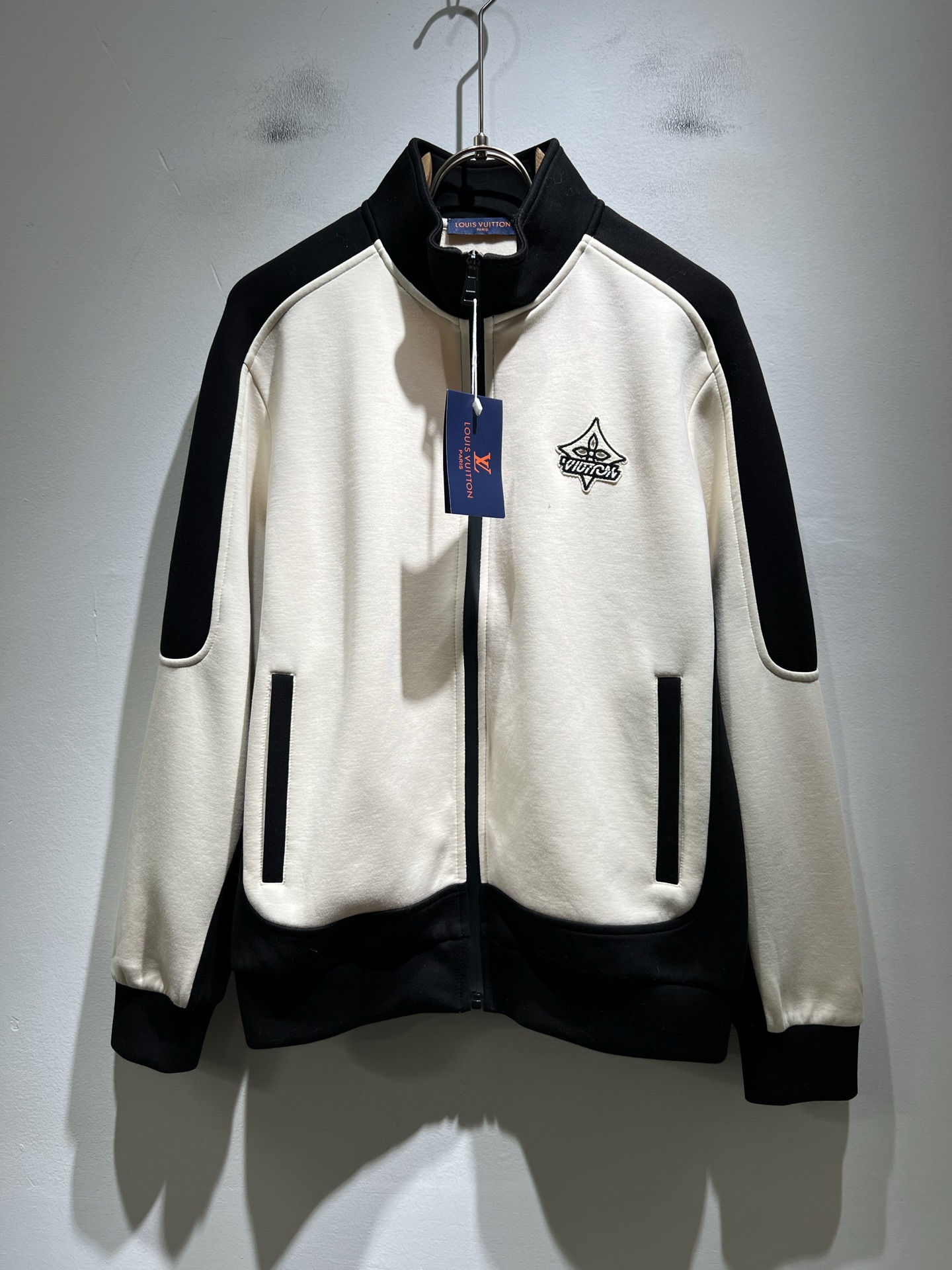 NO:629111,LouisVuitt* Louis*den's new 2025 sweatshirt series is online. It is a very fashionable and avant-garde sweatshirt for men and women, decorated with logo and pattern laminated technology!  It is different from the past and declares the design concept that the brand has inherited for many years!  Its eye-catching appeal is no less than any classic style, perfectly presenting the sense of fashion, high-end and luxury to the world!  It is made of imported 100% cotton material supplied by customers. It is made of selected high-quality pure cotton fabric. It feels soft and skin-friendly and delicate. The actual product will definitely exceed your imagination. It is extremely comfortable and breathable. Even if you sweat profusely, you will not feel greasy or stuffy. It maximizes sweat wicking and moisture absorption!  Size M-3XL,,louis vuitton,louis vuitton,hoodie,sweatshirts,alexander wang19860909LouisVuitt*路易*登 2025卫衣全新系列单品上线,非常时髦前卫的一款男女同款卫衣,标识logo图案压胶工艺修饰！区别于以往的不同,宣示品牌传承多年的设计理念！其吸睛度完全不亚于任何经典款式,将时髦高级感与奢华感完美呈现在世人眼前！客供进口全棉材质制成,精选优质g纯棉面料,触感软糯亲肤细腻,实物到手绝对超乎你的想象,贴身无比舒适透气,即便是汗流浃背也不会有腻身及闷热感可言,将排汗吸湿性发挥到了极致！尺码M-3XL,,louis vuitton,louis vuitton,hoodie,sweatshirts,alexander wang,Men's clothing