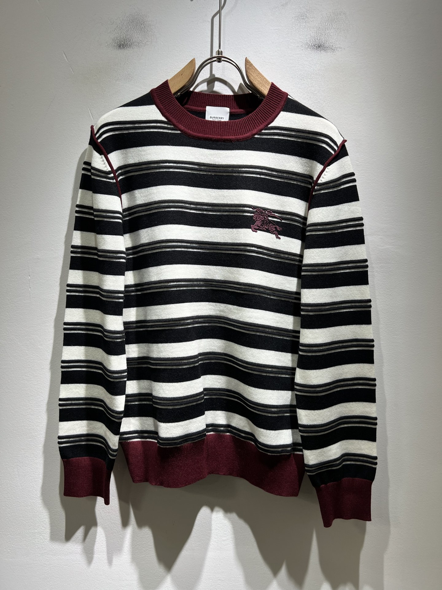 NO:629121,Bur*erry 2025 autumn and winter new knitted woolen sweater, the brand's classic design elements!  It’s neither monotonous nor complicated, just the right amount to show off your taste!  Customized wool fabrics for customers!  Glued logo design on the chest!  Comfortable and breathable are not a problem at all, and the unique luxury feel of the fabric presents a simple and elegant temperament!  Every detail is in sync with high-end fashion. Sizes: M-3XL, burberry, alexander wang19860909Bur*erry 巴*莉 2025秋冬新款针织羊毛衫,品牌经典设计元素！既不单调也不复杂,恰到好处的展现品味！客供定制羊毛面料！胸前压胶logo设计！舒适透气根本不在话下,面料独具的高奢感呈现简约优雅气质！每一处细节都是与高端时尚同步的体现.尺码:M-3XL,,burberry,alexander wang,Men's clothing