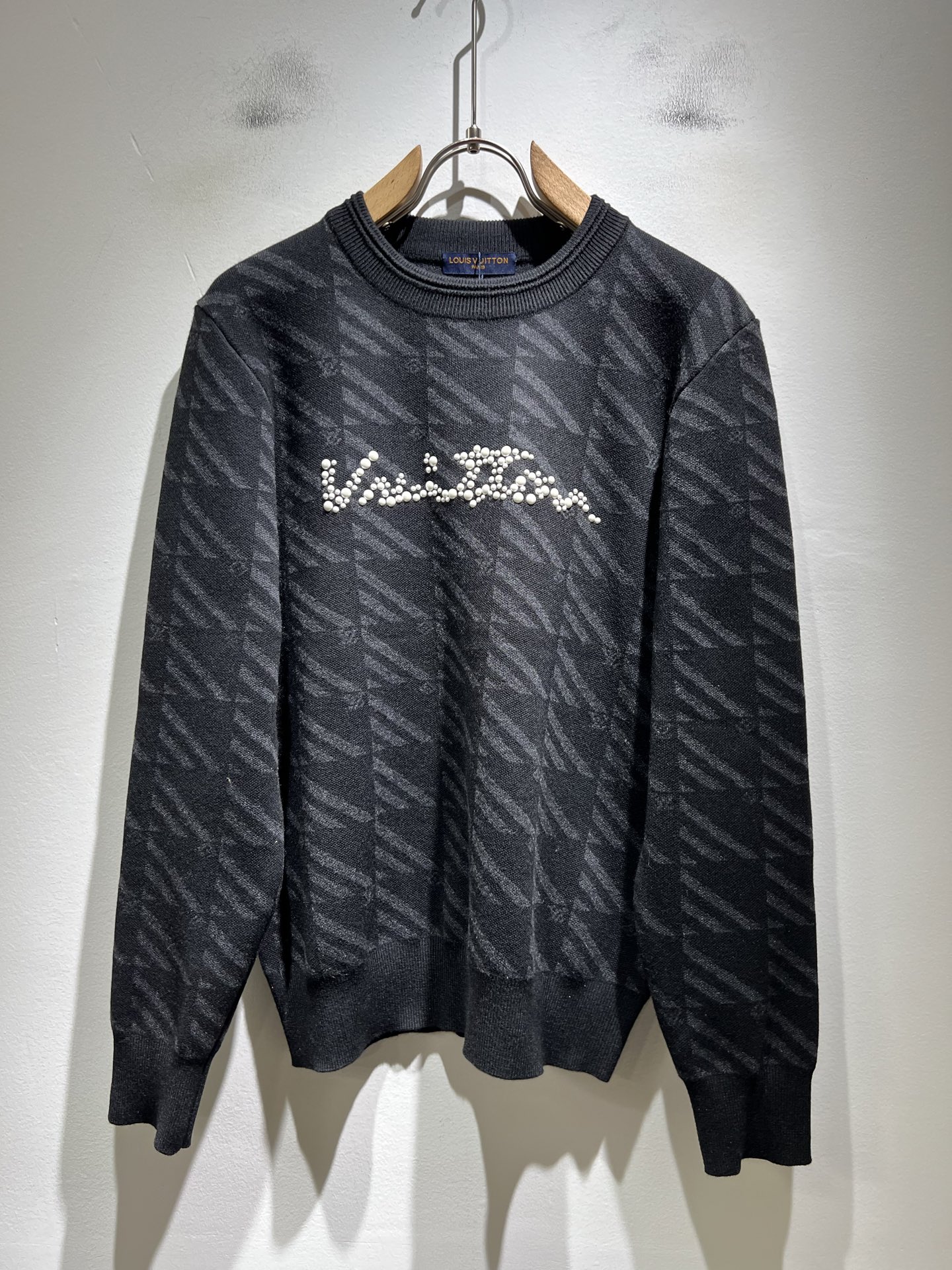 NO:629132,LouisVuitt* Louis*den's new 2025 autumn and winter knitted woolen sweater, the latest fashion trend effect, fashionable new charm, elements and modern high street style fusion 'Tianguan's work', a single product with full appearance. Knitted wool fabric is available for customers!  It feels smooth and delicate, and the breathability and comfort are impeccable. The simple and stylish design comes from the latest fashion techniques, including the logo and pattern laminated design!  Highlight the avant-garde unique personality. A must-have item for fashionistas to express the meticulous fashion atmosphere of the new season. Same style for men and women. Sizes M-3XL,, louis vuitton, louis vuitton, alexander wang19860909LouisVuitt*路易*登2025秋冬新款针织羊毛衫,最新时尚潮流效果,时尚新韵味,元素及现代潮流的高街风格融合一起的“天官之作”,颜值十足的单品.客供针织羊毛面料！手感顺滑细腻,着身的透气舒适感无可挑剔.简约时尚的版型设计来源于潮流时尚的最新手法,标志logo图案压胶设计！彰显前卫独特个性.时尚达人的必备单品表达全新季度一丝不苟的时尚气息.男女同款.尺码M-3XL,,louis vuitton,louis vuitton,alexander wang,Men's clothing