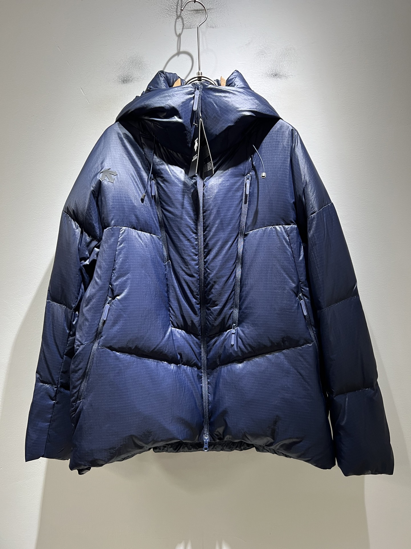 NO:629136,DESCENTE 2025 new autumn and winter men's down jacket jacket, a professional sports brand that has been proud since 1935. For more than 80 years, it has always adhered to the spirit of 'Design That Moves' to drive sports with design, integrating innovative technology with design aesthetics, and creating high-quality sports equipment in many professional fields such as skiing, golf, and triathlon!  The latest design elements of the brand!  In addition to its considerable attainments in style design, the most obvious or best thing is that it has deeper unique insights and attainments in fabrics. Through continuous structural research and problem solving, it is characterized by unique research on fabrics. These alone are enough to support it to become one of the leading new logo brand images in the clothing manufacturing industry. This model is made of quick-drying fabric!  The interior is filled with 90% white duck down design!  Through precision workmanship, the hand feels smooth and soft, and it has both natural beauty and comfort. The large body shape is simple and clean, and the fabric shows a different hazy structural beauty. It is exclusively customized by opening a mold. The fabric tests the skills of the workers and can be smooth and compliant without wrinkles!  Chest logo print design!  It really tests the handicrafts of each master!  It makes the whole thing clean and neat, without leaving a trace of thread. Nowadays, the neutrality that is pursued in life is also more refined in life!  Size M-3XL,,jackets & coats,jackets & coats,down jacket,alexander wang19860909迪桑特DESCENTE 2025秋冬新款男士羽绒服夹克外套,自1935年荣耀至今的专业运动品牌.80余年来,始终坚持“Design That Moves” 以设计驱动运动的精神,将创新科技与设计美学相融合,在滑雪、高尔夫、铁人三项等多个专业领域,打造高品质的运动装备！品牌最新设计元素！除了在款式设计上颇有造诣之外,最明显或者说最为拿手的,应该就是在面料上的拥有更深独特见解跟造诣了.通过不断地结构研究和问题处理,在以面料独特研究为特征,仅凭这些就已经足以支撑其成为服装制造行业中,首屈可数的新标志品牌形象.此款采用速干面料材质！内里填充90白鸭绒设计！通过精工手感细滑柔软,同时兼具自然美感跟舒适度.大身上版型裁剪简洁干净,面料上显现出了不一样朦胧的结构性美感来.独家开模定制而成,面料及其考验工人的技术,能做到平整服帖又不起皱！胸前logo图案印花设计！真的是很考验每位师傅的手工制作！使得整体干净利索,不留一丝线头.现在对于生活有所追求的中性也在生活中更为精致！尺码M-3XL,,jackets & coats,jackets & coats,down jacket,alexander wang,Men's clothing