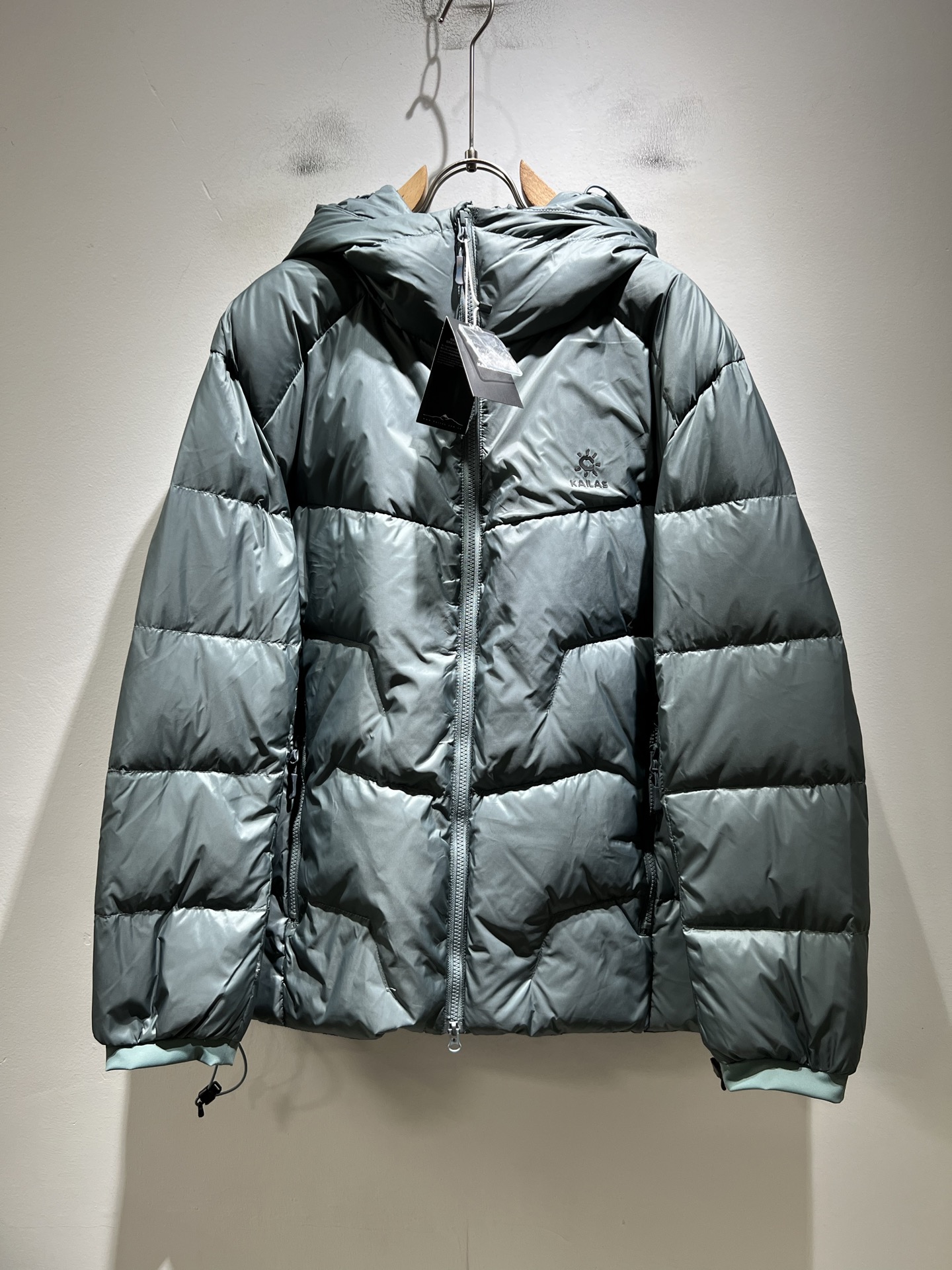 NO:629096,KAILAS2025 new autumn and winter down jackets for men and women, the brand's latest design elements!  In addition to its considerable attainments in style design, the most obvious or best thing is that it has deeper unique insights and attainments in fabrics. Through continuous structural research and problem solving, it is characterized by unique research on fabrics. These alone are enough to support it to become one of the leading new logo brand images in the clothing manufacturing industry. This model is made of quick-drying fabric!  It feels smooth and soft through fine workmanship, and is filled with 95 white duck down!  It has both natural beauty and comfort at the same time. The large-body cut is simple and clean, and the fabric shows a different hazy structural beauty. It is exclusively customized through mold opening, and the fabric tests the skills of the workers to make it smooth and compliant without wrinkles!  Logo pattern laminated design on the body!  It really tests the handicrafts of each master!  It makes the whole thing clean and neat, without leaving a trace of thread. Nowadays, the neutrality that is pursued in life is also more refined in life!  Size M-3XL,,jackets & coats,down jacket,alexander wang19860909KAILAS2025秋冬新款男女同款羽绒服夹克,品牌最新设计元素！除了在款式设计上颇有造诣之外,最明显或者说最为拿手的,应该就是在面料上的拥有更深独特见解跟造诣了.通过不断地结构研究和问题处理,在以面料独特研究为特征,仅凭这些就已经足以支撑其成为服装制造行业中,首屈可数的新标志品牌形象.此款采用速干面料材质！通过精工手感细滑柔软,内里填充95白鸭绒！同时兼具自然美感跟舒适度.大身上版型裁剪简洁干净,面料上显现出了不一样朦胧的结构性美感来.独家开模定制而成,面料及其考验工人的技术,能做到平整服帖又不起皱！衣身logo图案压胶设计！真的是很考验每位师傅的手工制作！使得整体干净利索,不留一丝线头.现在对于生活有所追求的中性也在生活中更为精致！尺码M-3XL,,jackets & coats,down jacket,alexander wang,Men's clothing