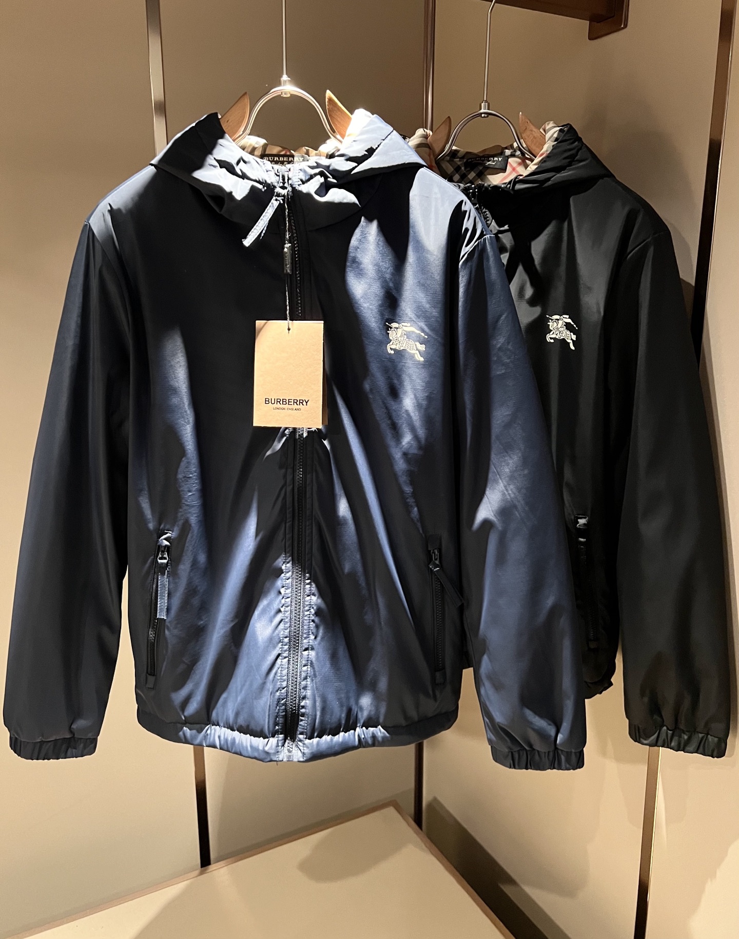 NO:625398,BURBER*Y's 2025 autumn and winter new cotton jackets are here. They are made of polyester fiber fabrics that have become popular recently. They are high-end outdoor sports and leisure series and are a very hot sports trend!  The latest special material developed by BUR, memory fabric is also called memory cloth, which refers to fabrics with morphological memory function and panoramic plaid design!  Killing all the versions on the market, it can only be said that they are not of the same level at all. No matter in terms of materials, detail restoration and craftsmanship, we are not afraid of any challenges, just to provide you with wonderful products as always. A style that implements BUR's core concept tightly binds plaid and fashion, and always maintains perfection. The simple but not simple design style perfectly meets your daily needs. Sizes: M-3XL,, burberry, jackets & coats, jackets &  coats,alexander wang19860909BURBER*Y巴*莉2025秋冬新品棉服夹克外套重磅来袭,最近比较火热聚酯纤维面料制作而成,高端户外运动休闲系列,非常火热运动风潮！BUR最新研发的特殊材质,记忆面料也叫记忆布,是指具有形态记忆功能的面料,全景格子图案设计！秒杀市面上一切版本,只能说根本就不是一个级别的存在,不管是材质还是细节还原度以及工艺制作方面,不惧任何挑战,只为给大家奉献绝妙产物一如既往,始终如一,贯彻了BUR 核心理念的一个款式将格纹与时尚紧紧的捆绑在一起,时刻保持完美,简约而不简单的的设计风格,完美的满足了你日常所需要的穿搭.尺码:M-3XL,,burberry,jackets & coats,jackets & coats,alexander wang,Men's clothing