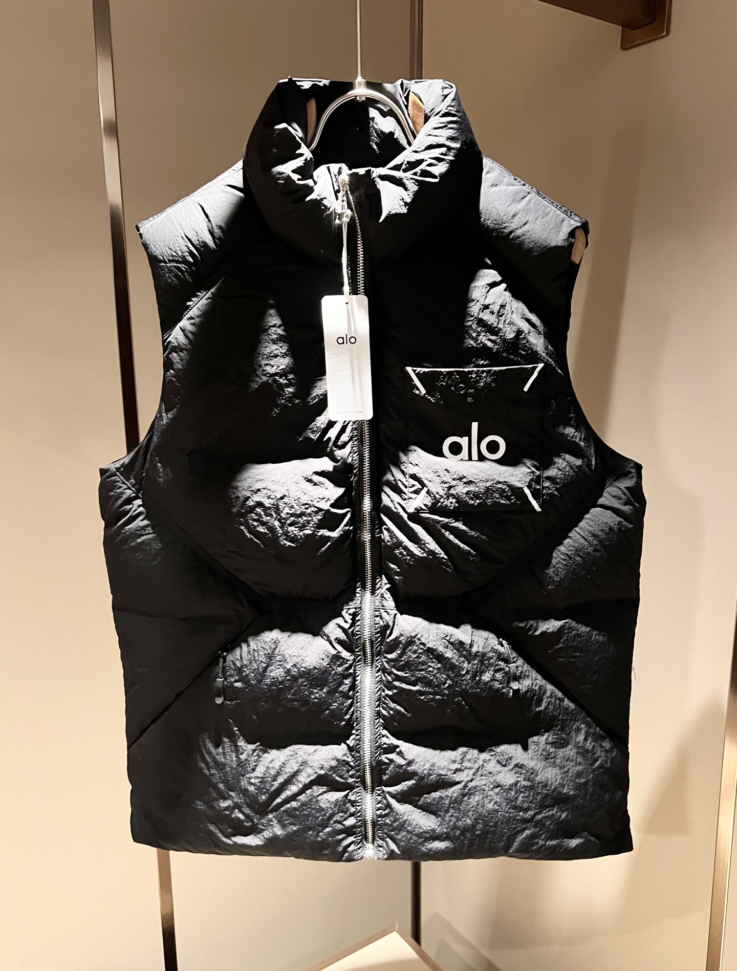 NO:625415,Alo2025 new autumn and winter series of items are online, a very fashionable and avant-garde cotton vest jacket for men and women, decorated with logo pattern printing!  It is different from the past and declares the design concept that the brand has inherited for many years!  Its eye-catching appeal is no less than any classic style, perfectly presenting the sense of fashion, high-end and luxury to the world!  Made of imported polyester fiber material, selected high-quality polyester fiber fabric, soft to the touch and skin-friendly, the actual product will definitely exceed your imagination. It is extremely comfortable and breathable, even if you sweat profusely, you will not feel greasy or stuffy. It maximizes sweat wicking and moisture absorption!  Size M-3XL,,jackets & coats,jackets & coats,alexander wang19860909Alo2025秋冬全新系列单品上线,非常时髦前卫的一款男女同款棉服马甲夹克外套,标识logo图案印花修饰！区别于以往的不同,宣示品牌传承多年的设计理念！其吸睛度完全不亚于任何经典款式,将时髦高级感与奢华感完美呈现在世人眼前！客供进口聚酯纤维材质制成,精选优质聚酯纤维面料,触感软糯亲肤细腻,实物到手绝对超乎你的想象,贴身无比舒适透气,即便是汗流浃背也不会有腻身及闷热感可言,将排汗吸湿性发挥到了极致！尺码M-3XL,,jackets & coats,jackets & coats,alexander wang,Men's clothing