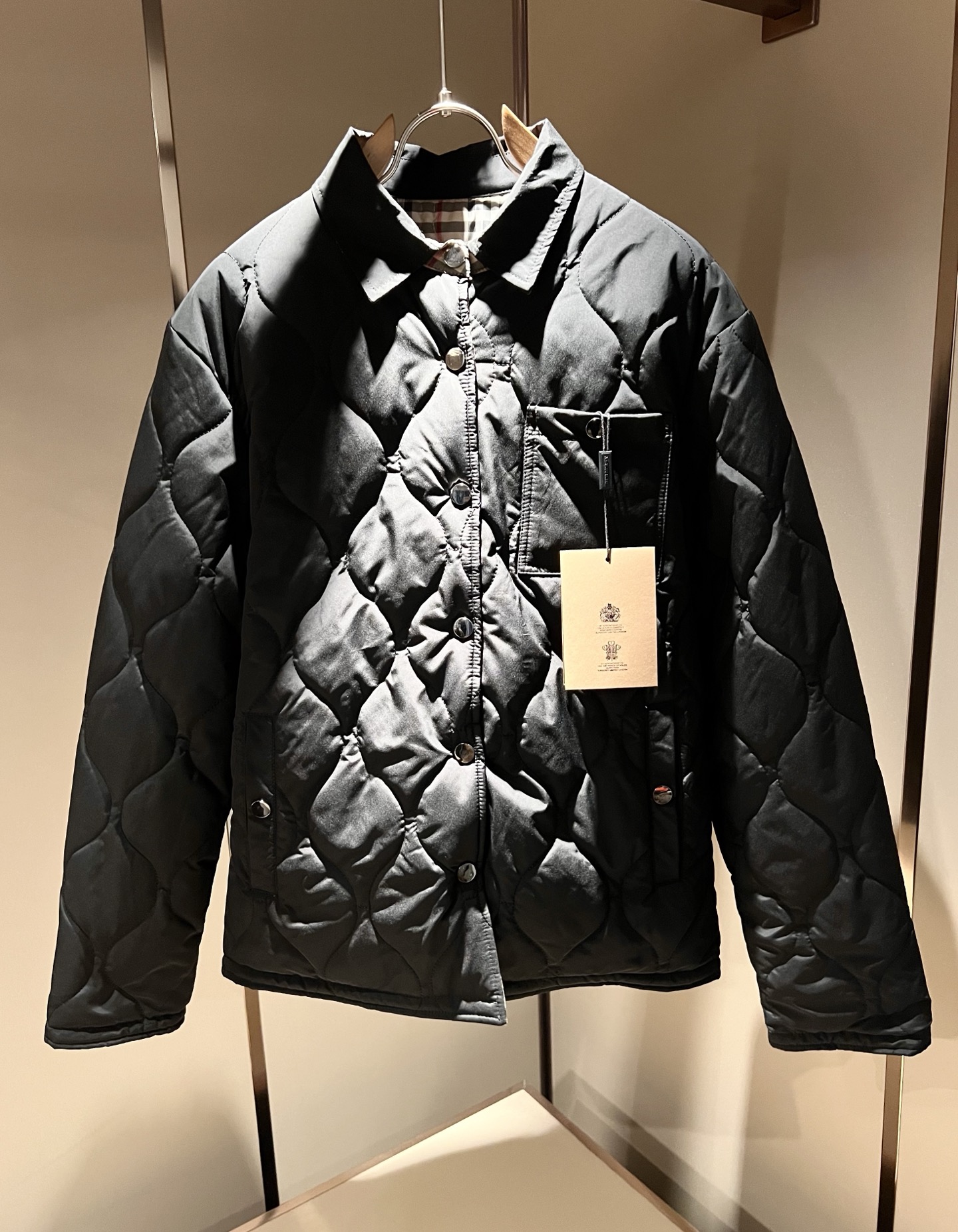 NO:625384,BURBER*Y's 2025 autumn and winter new cotton jackets are here. They are made of polyester fiber fabrics that have become popular recently. They are high-end outdoor sports and leisure series and are a very hot sports trend!  The latest special material developed by BUR, memory fabric is also called memory cloth, which refers to fabrics with morphological memory function and panoramic plaid design!  Killing all the versions on the market, it can only be said that they are not of the same level at all. No matter in terms of materials, detail restoration and craftsmanship, we are not afraid of any challenges, just to provide you with wonderful products as always. A style that implements BUR's core concept tightly binds plaid and fashion, and always maintains perfection. The simple but not simple design style perfectly meets your daily needs. Sizes: M-3XL,, burberry, jackets & coats, jackets &  coats,alexander wang19860909BURBER*Y巴*莉2025秋冬新品棉服夹克外套重磅来袭,最近比较火热聚酯纤维面料制作而成,高端户外运动休闲系列,非常火热运动风潮！BUR最新研发的特殊材质,记忆面料也叫记忆布,是指具有形态记忆功能的面料,全景格子图案设计！秒杀市面上一切版本,只能说根本就不是一个级别的存在,不管是材质还是细节还原度以及工艺制作方面,不惧任何挑战,只为给大家奉献绝妙产物一如既往,始终如一,贯彻了BUR 核心理念的一个款式将格纹与时尚紧紧的捆绑在一起,时刻保持完美,简约而不简单的的设计风格,完美的满足了你日常所需要的穿搭.尺码:M-3XL,,burberry,jackets & coats,jackets & coats,alexander wang,Men's clothing