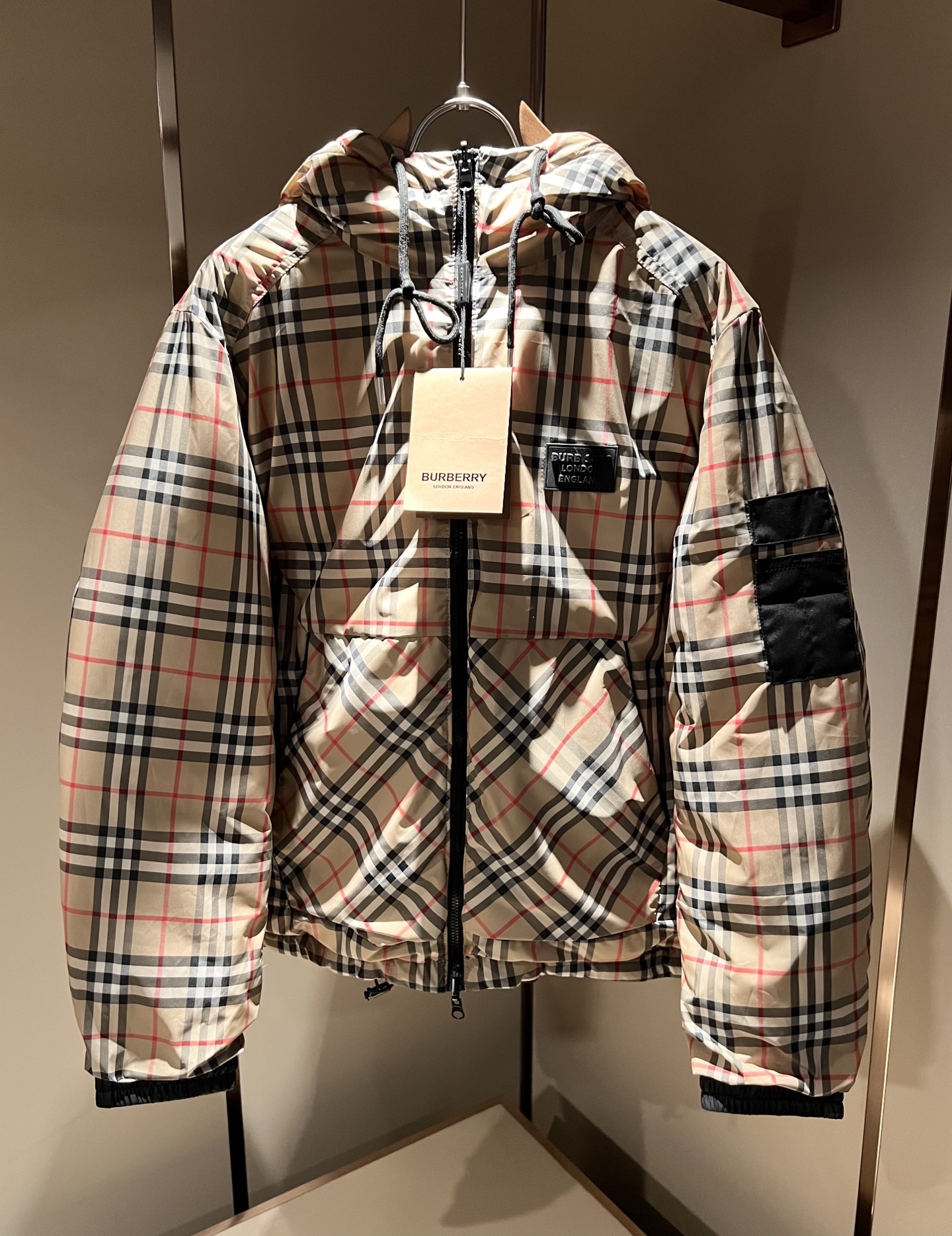 NO:625448,BURBER*Y Bar*li reversible jacket!  The new 2025 autumn and winter down jackets are here. They are made of polyester fiber fabrics that have become popular recently. They are high-end outdoor sports and leisure series. They are a very hot sports trend!  The latest special material developed by BUR, memory fabric is also called memory cloth. It refers to a fabric with shape memory function and is filled with 95 white duck down!  Killing all the versions on the market, it can only be said that they are not of the same level at all. No matter in terms of materials, detail restoration and craftsmanship, we are not afraid of any challenges, just to provide you with wonderful products as always. A style that implements BUR's core concept tightly binds plaid and fashion, and always maintains perfection. The simple but not simple design style perfectly meets your daily needs. Size: M-3XL,, burberry, jackets & coats, jackets & coats, down  jacket,alexander wang19860909BURBER*Y巴*莉双面夹克！2025秋冬新品羽绒夹克外套重磅来袭,最近比较火热聚酯纤维面料制作而成,高端户外运动休闲系列,非常火热运动风潮！BUR最新研发的特殊材质,记忆面料也叫记忆布,是指具有形态记忆功能的面料,填充95白鸭绒！秒杀市面上一切版本,只能说根本就不是一个级别的存在,不管是材质还是细节还原度以及工艺制作方面,不惧任何挑战,只为给大家奉献绝妙产物一如既往,始终如一,贯彻了BUR 核心理念的一个款式将格纹与时尚紧紧的捆绑在一起,时刻保持完美,简约而不简单的的设计风格,完美的满足了你日常所需要的穿搭.尺码:M-3XL,,burberry,jackets & coats,jackets & coats,down jacket,alexander wang,Men's clothing