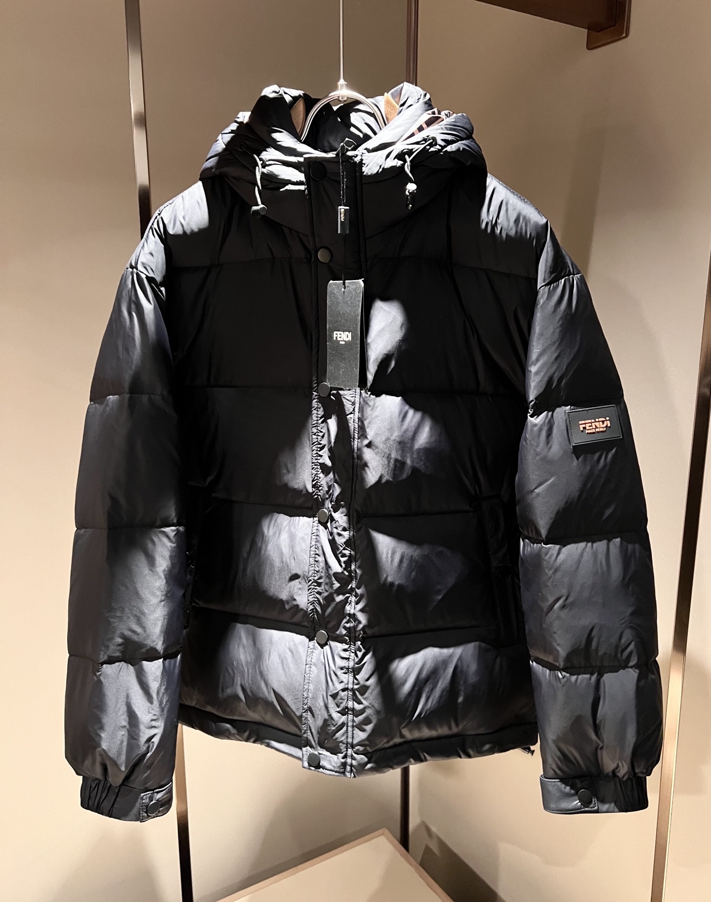 NO:625425,Fen*di Fen*di original purchase boutique 2025 autumn and winter official website latest men's and women's down jacket original custom-made polyester fiber fabric, brand logo hardware design!  The material logo highlights the brand characteristics. It is cute. The fabric is filled with thick down. The national standard is 95 white goose down with 10 pieces. When pressed, the down is light and fluffy. The upper body is light and warm. All three standards are complete. Original hardware accessories. The down filling is very thick and warm. No velvet and no odor. Counter comparison and inspection are welcome. Sizes M-3XL, fendi, jackets & coats, down jacket, alexander wang19860909Fen*di芬*迪 原单代购精品2025年秋冬官网最新款男女同款羽绒外套原版订制客供聚酯纤维面料,设计品牌Logo五金工艺设计！材质标志彰显品牌特征,萌萌哒,面料内里充绒厚实,国标95充绒白鹅绒10毛片,按压下去羽绒轻薄而蓬松,上身轻巧保暖,三标齐全,原厂五金辅料.充绒非常厚实保暖不钻绒无异味 欢迎专柜对比验货 尺码M-3XL,,fendi,jackets & coats,down jacket,alexander wang,Men's clothing