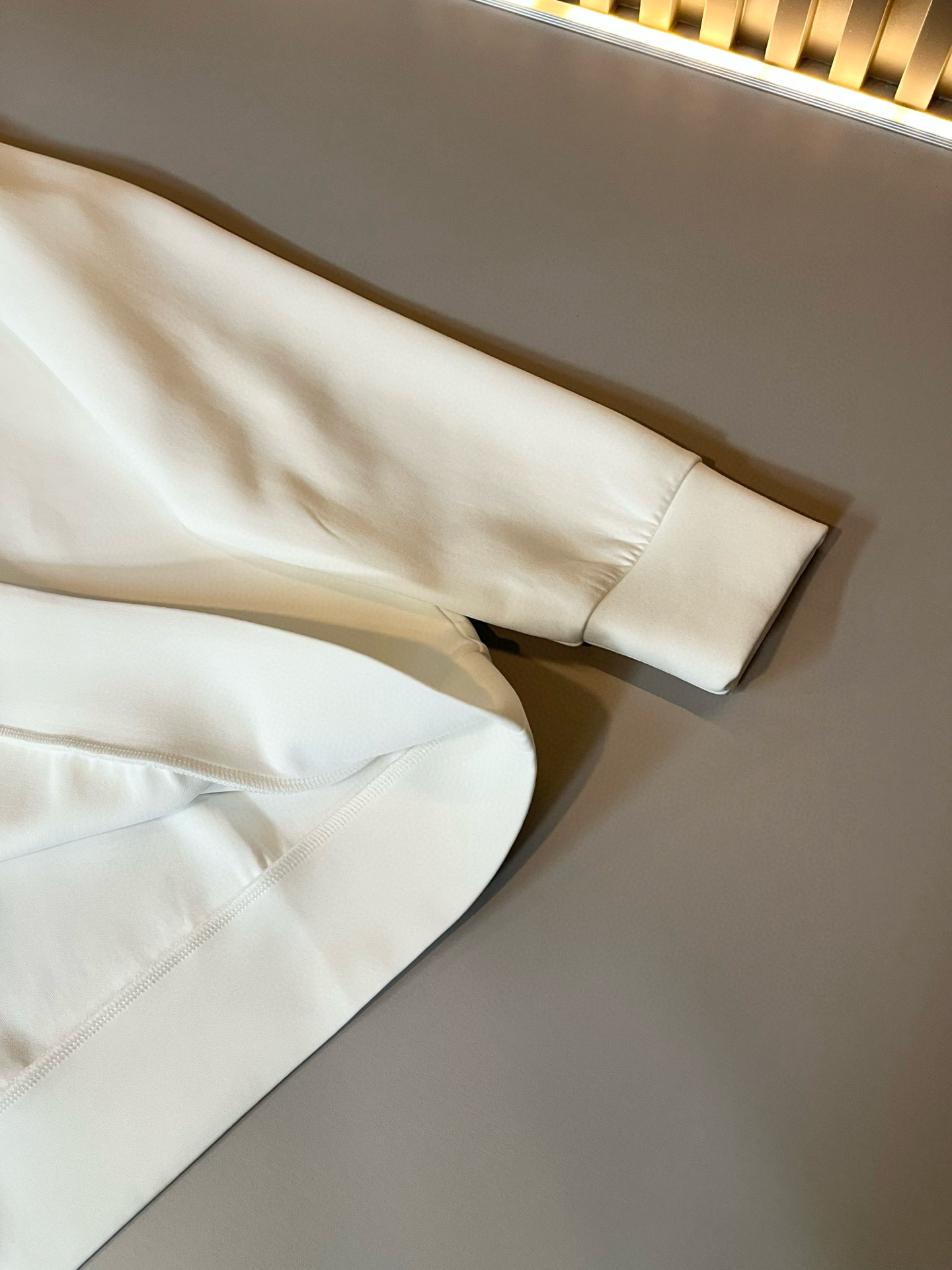 LouisVuitt*路易*登 2025秋冬全新系列单品上线，非常时髦前卫的一款男女同款👫长袖卫衣，胸前