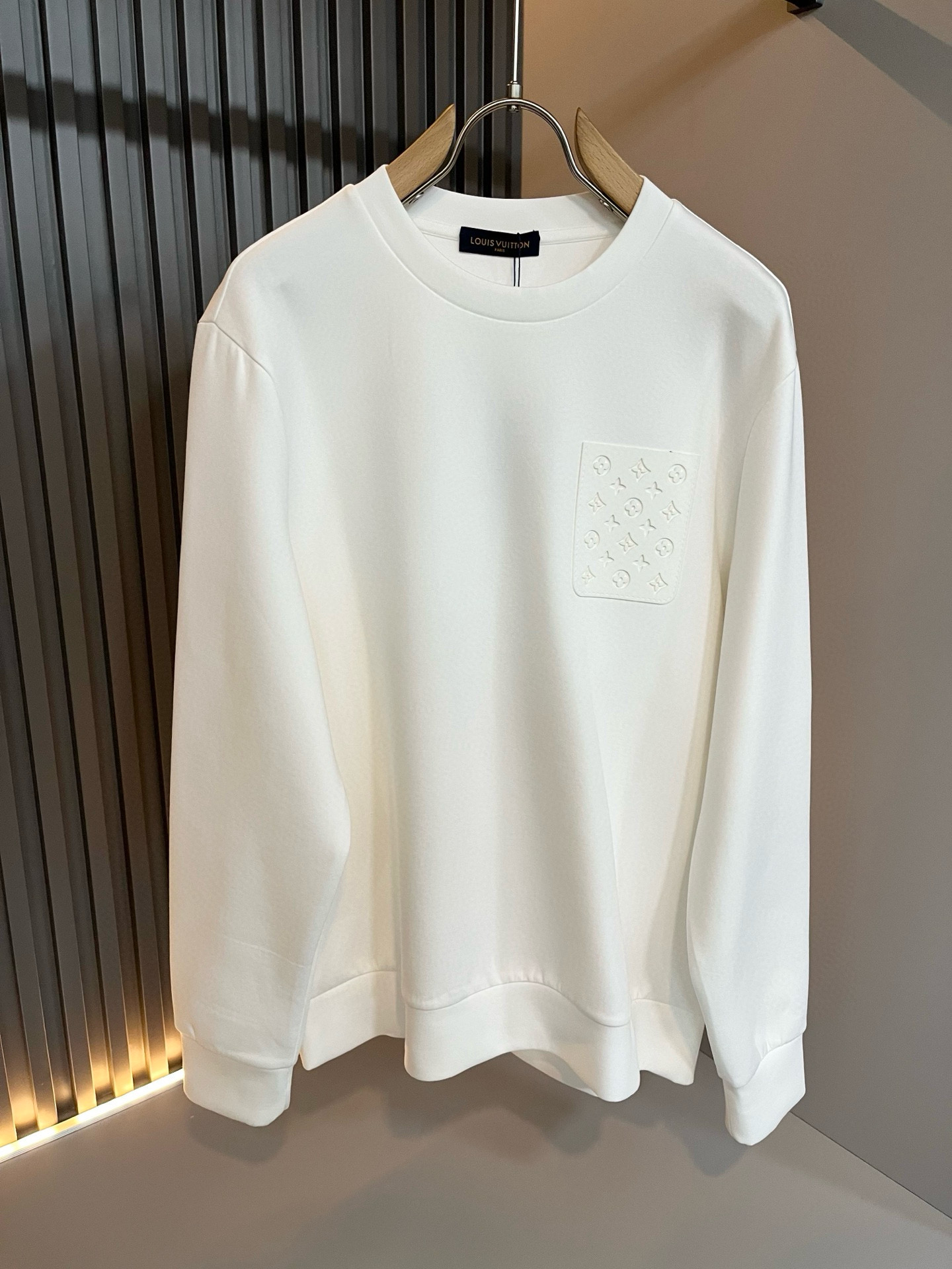 LouisVuitt*路易*登 2025秋冬全新系列单品上线，非常时髦前卫的一款男女同款👫长袖卫衣，胸前