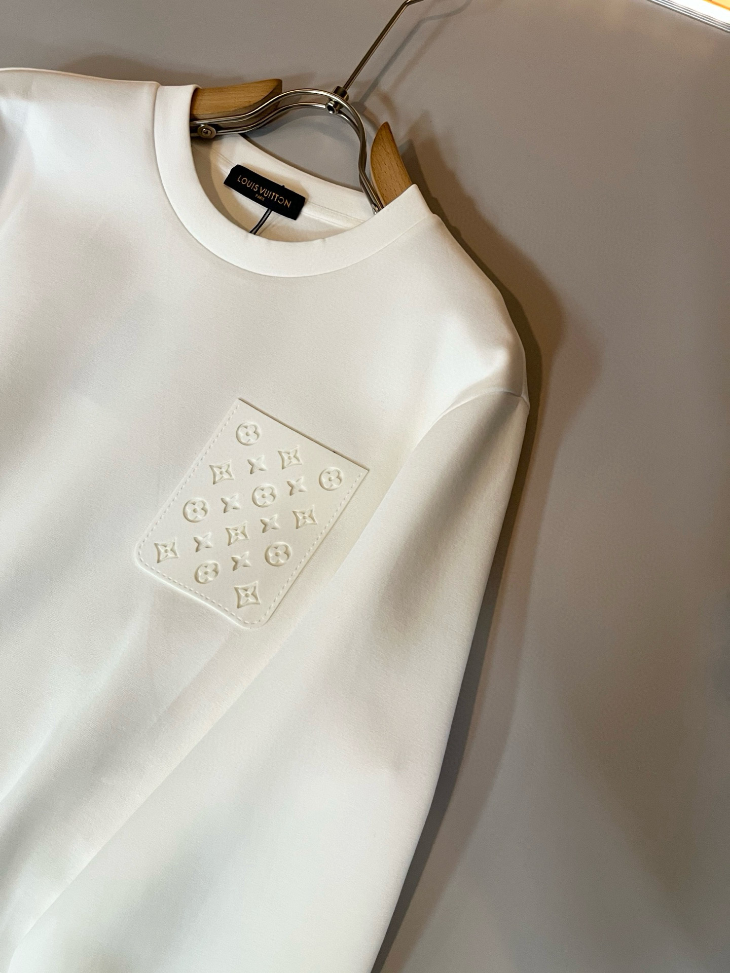 LouisVuitt*路易*登 2025秋冬全新系列单品上线，非常时髦前卫的一款男女同款👫长袖卫衣，胸前