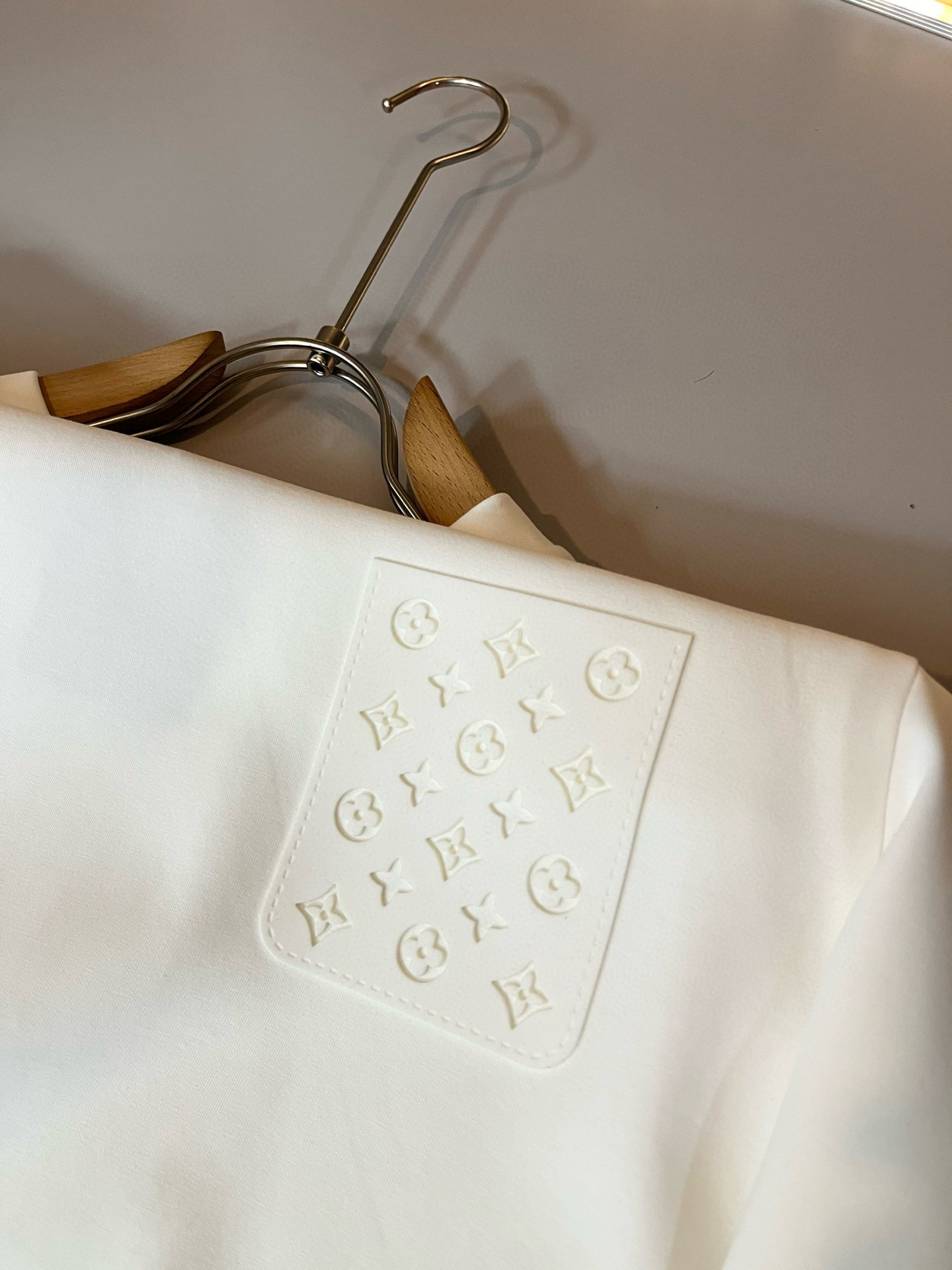 LouisVuitt*路易*登 2025秋冬全新系列单品上线，非常时髦前卫的一款男女同款👫长袖卫衣，胸前