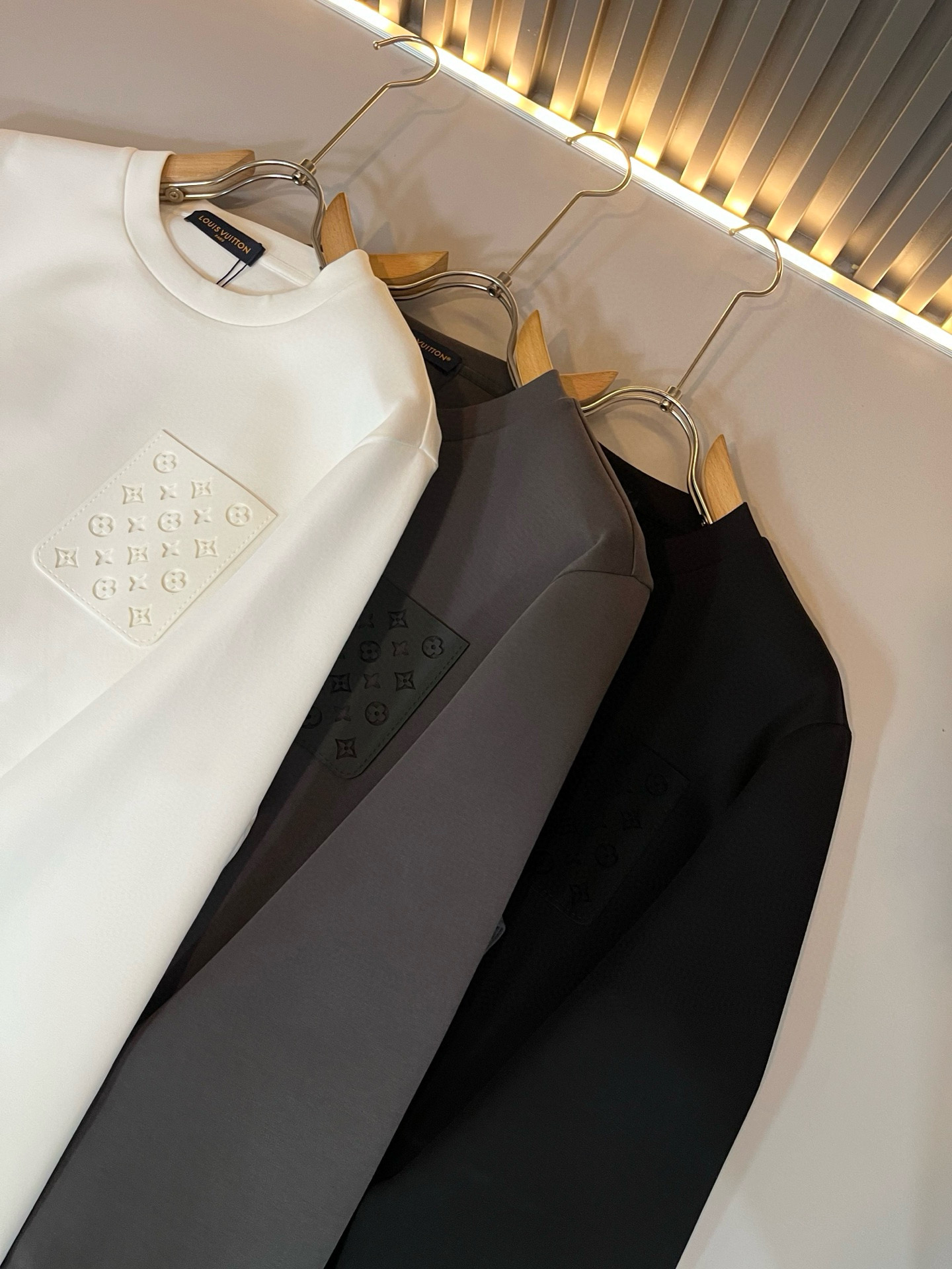 LouisVuitt*路易*登 2025秋冬全新系列单品上线，非常时髦前卫的一款男女同款👫长袖卫衣，胸前