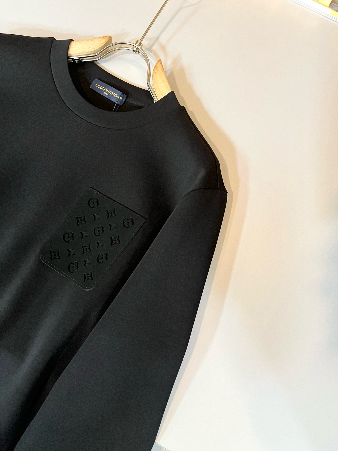 LouisVuitt*路易*登 2025秋冬全新系列单品上线，非常时髦前卫的一款男女同款👫长袖卫衣，胸前