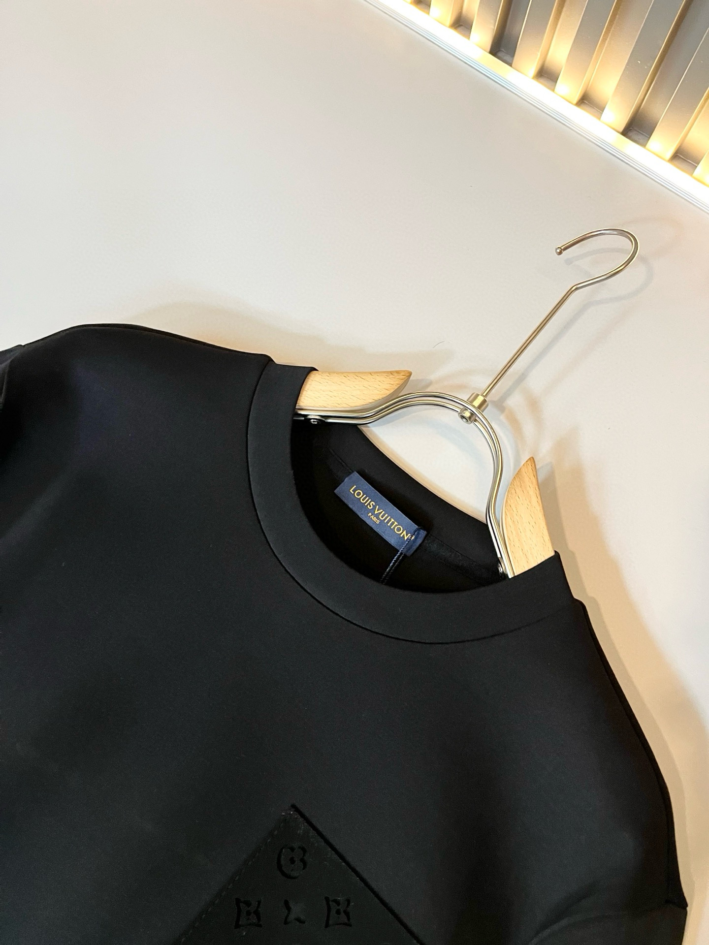 LouisVuitt*路易*登 2025秋冬全新系列单品上线，非常时髦前卫的一款男女同款👫长袖卫衣，胸前