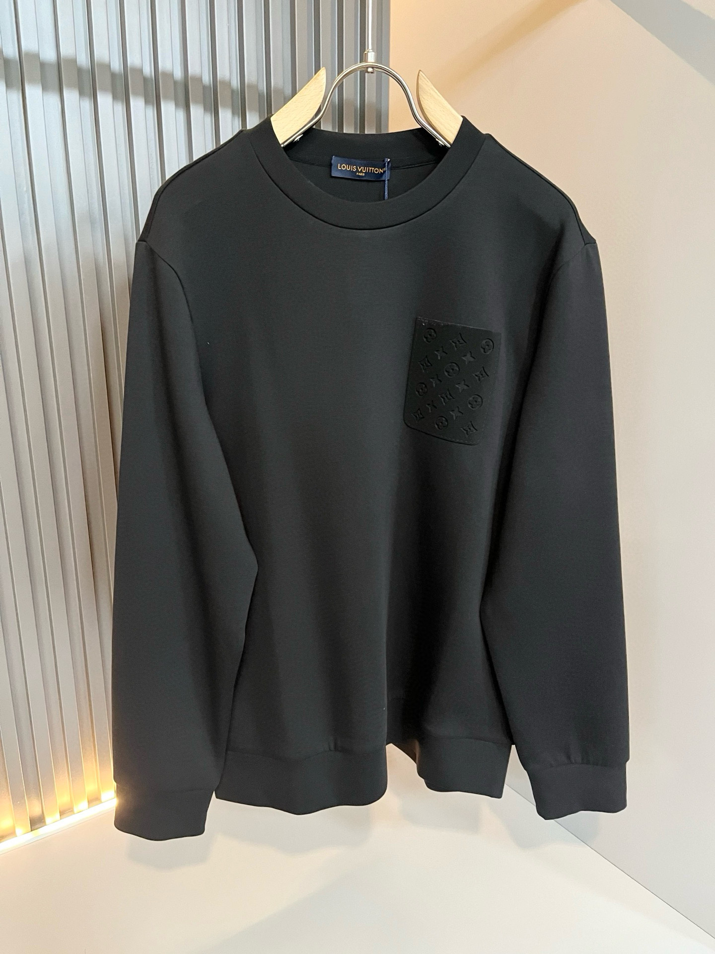 LouisVuitt*路易*登 2025秋冬全新系列单品上线，非常时髦前卫的一款男女同款👫长袖卫衣，胸前