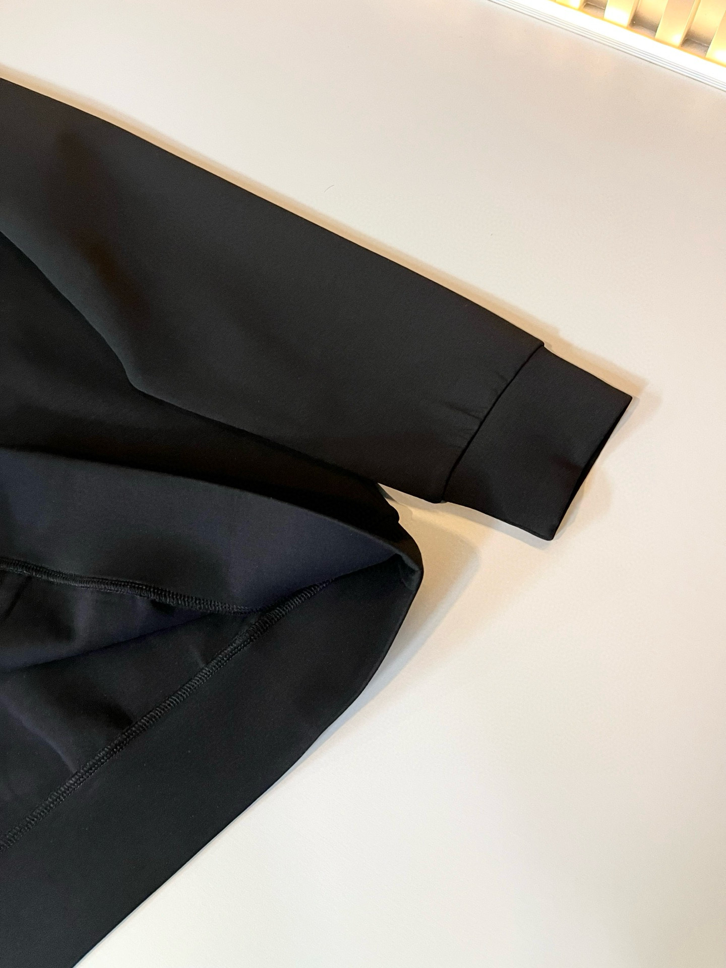 LouisVuitt*路易*登 2025秋冬全新系列单品上线，非常时髦前卫的一款男女同款👫长袖卫衣，胸前