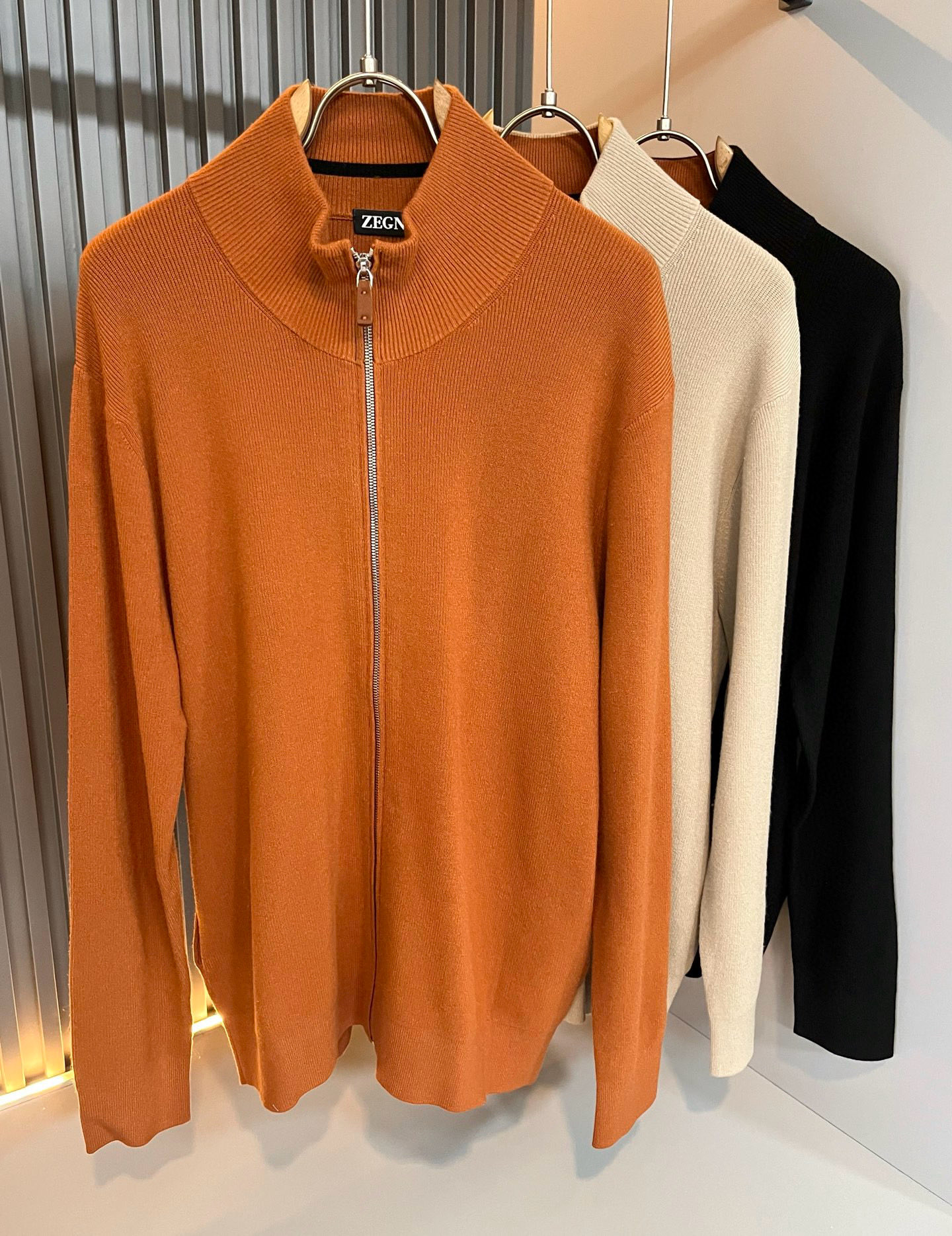 NO:629016,Ermenegildo Zeg*a 2025 autumn and winter new men's casual zipper knitted sweater, foreign trade company order!  It is one of Zegna’s classic proprietary fabrics!  Customized 100% wool fabric!  The texture is warm, soft and delicate to the touch, but the shape is straight and stylish!  Details, extreme luxury...perfect interpretation of high-quality appearance. Sizes M-3XL,,zegna,alexander wang19860909Ermenegildo Zeg*a杰*亚 2025秋冬新品男士休闲拉链针织羊毛衫,外贸公司订单！是杰尼亚经典的专有织物之一！ 定制百分百羊毛面料！质地保暖,触感又柔软细腻、但型态又笔挺有型！ 细节、奢华极致… 完美演绎高品质品相.尺码M-3XL,,zegna,alexander wang,Men's clothing