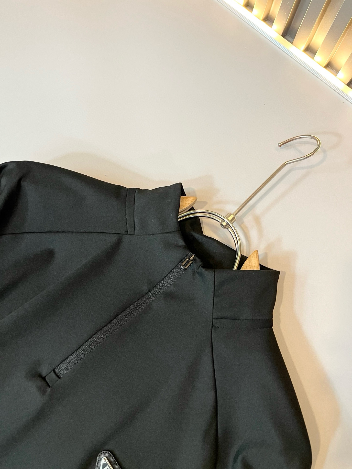 Prad*普*达 2025秋冬季新款经典元素短袖Polo衫，经典大方的款式，可以穿十年都还是流行的那种，