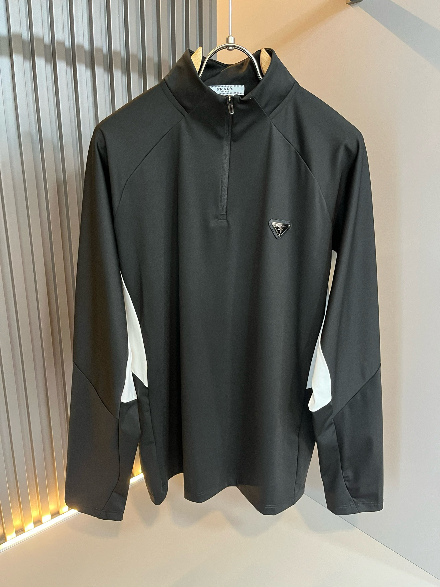 Prad*普*达 2025秋冬季新款经典元素短袖Polo衫，经典大方的款式，可以穿十年都还是流行的那种，