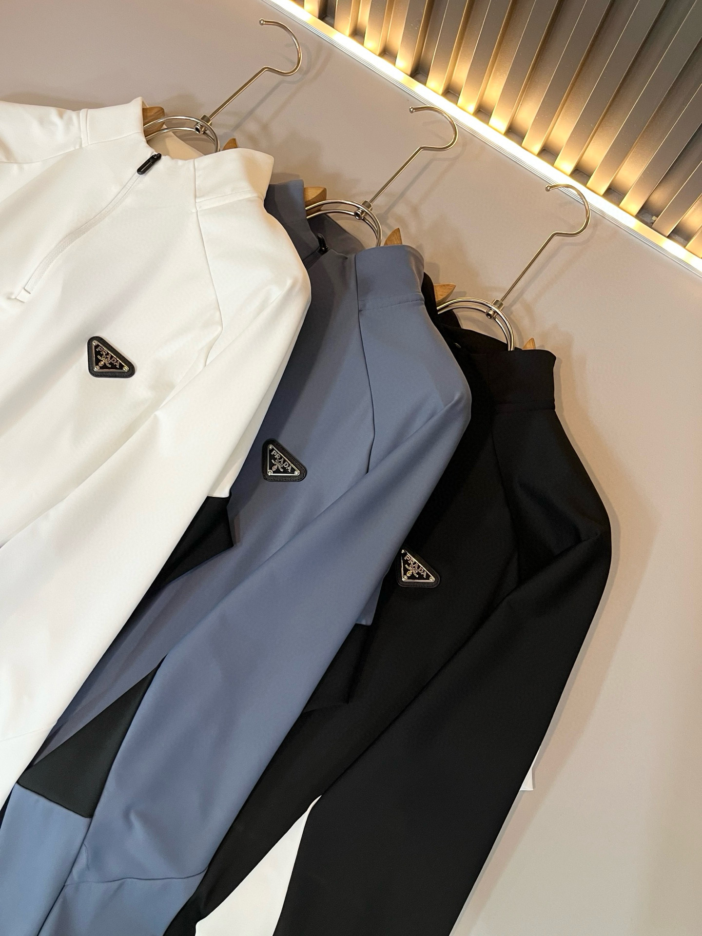 Prad*普*达 2025秋冬季新款经典元素短袖Polo衫，经典大方的款式，可以穿十年都还是流行的那种，