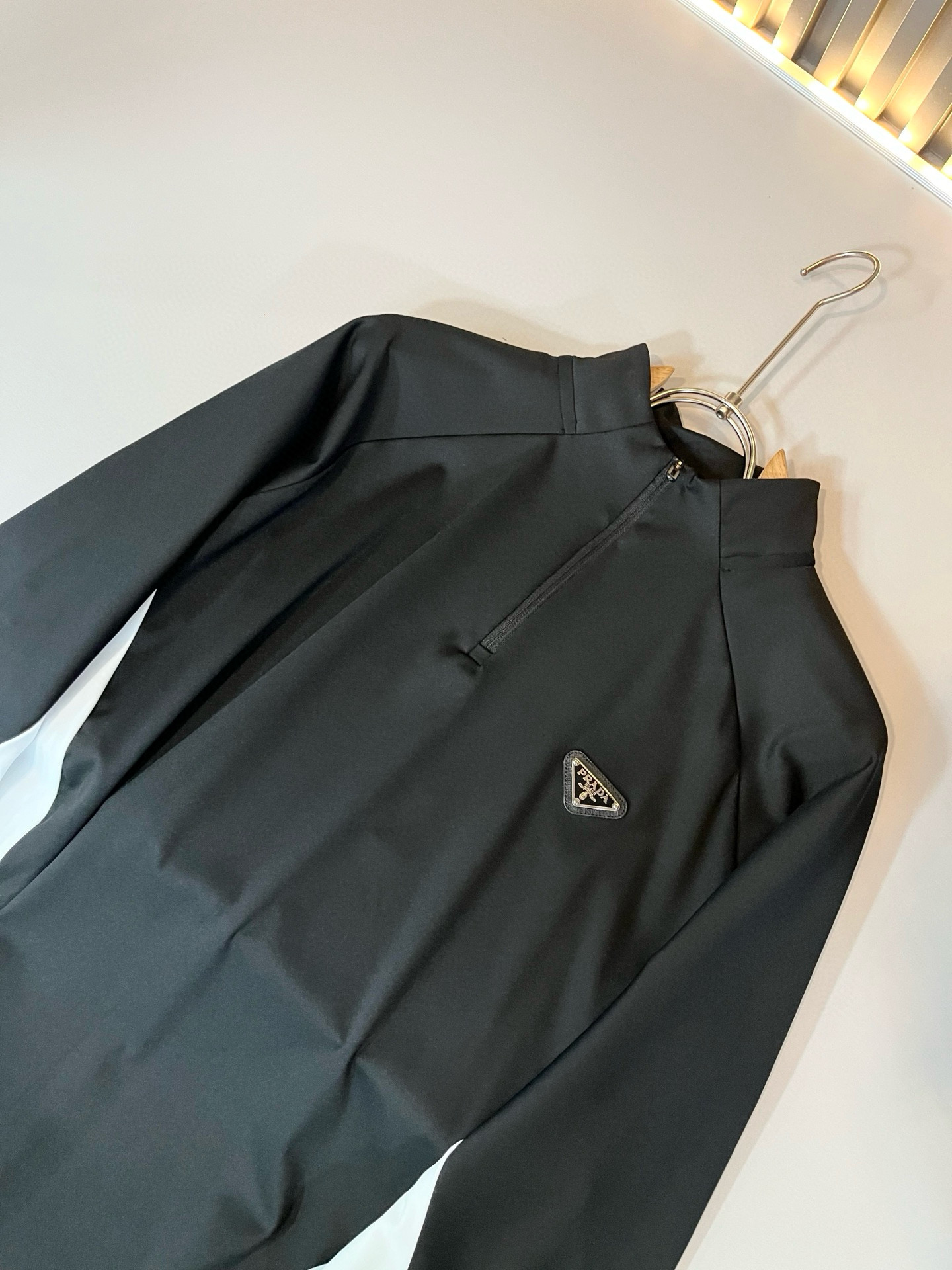 Prad*普*达 2025秋冬季新款经典元素短袖Polo衫，经典大方的款式，可以穿十年都还是流行的那种，