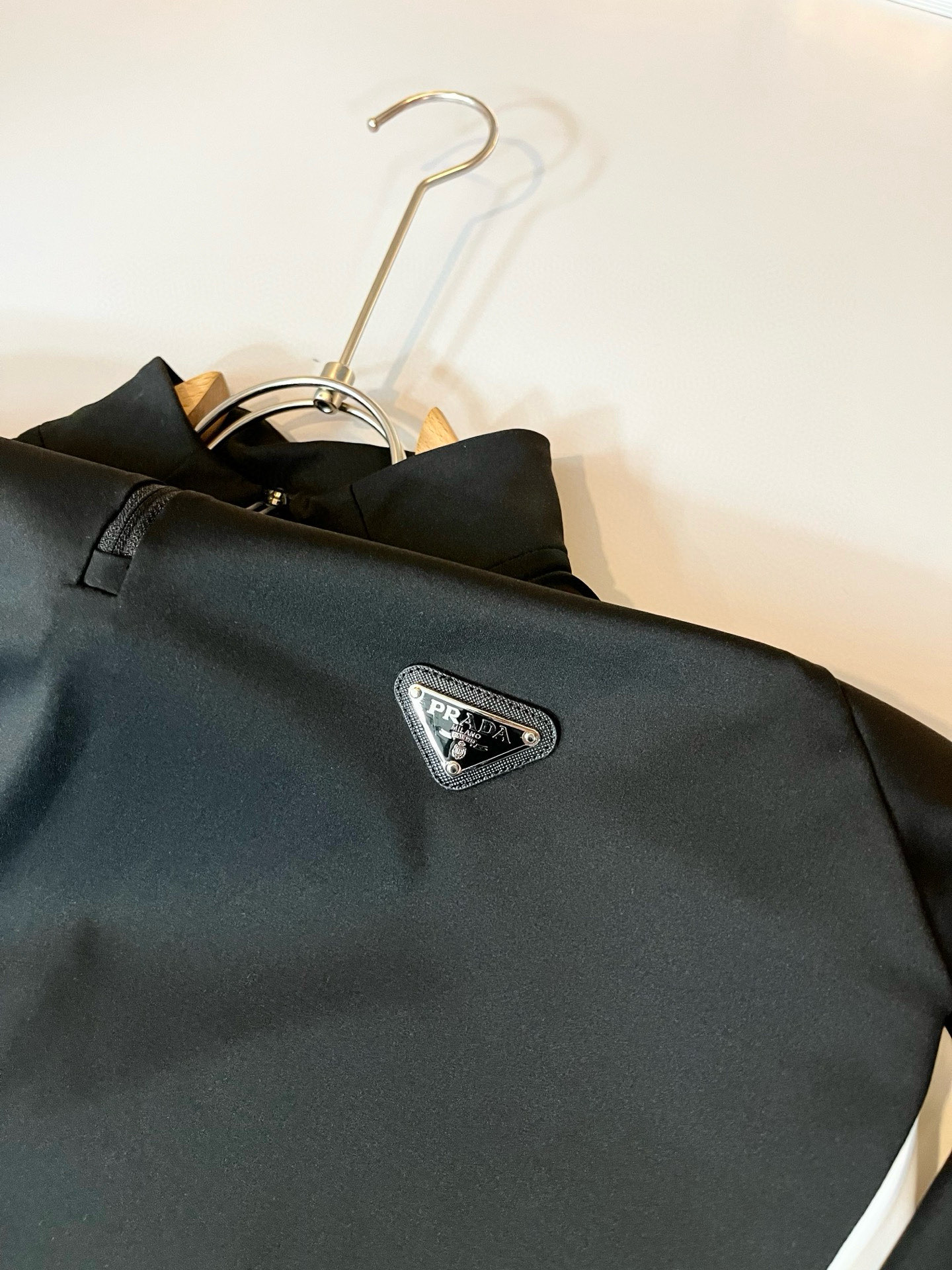 Prad*普*达 2025秋冬季新款经典元素短袖Polo衫，经典大方的款式，可以穿十年都还是流行的那种，