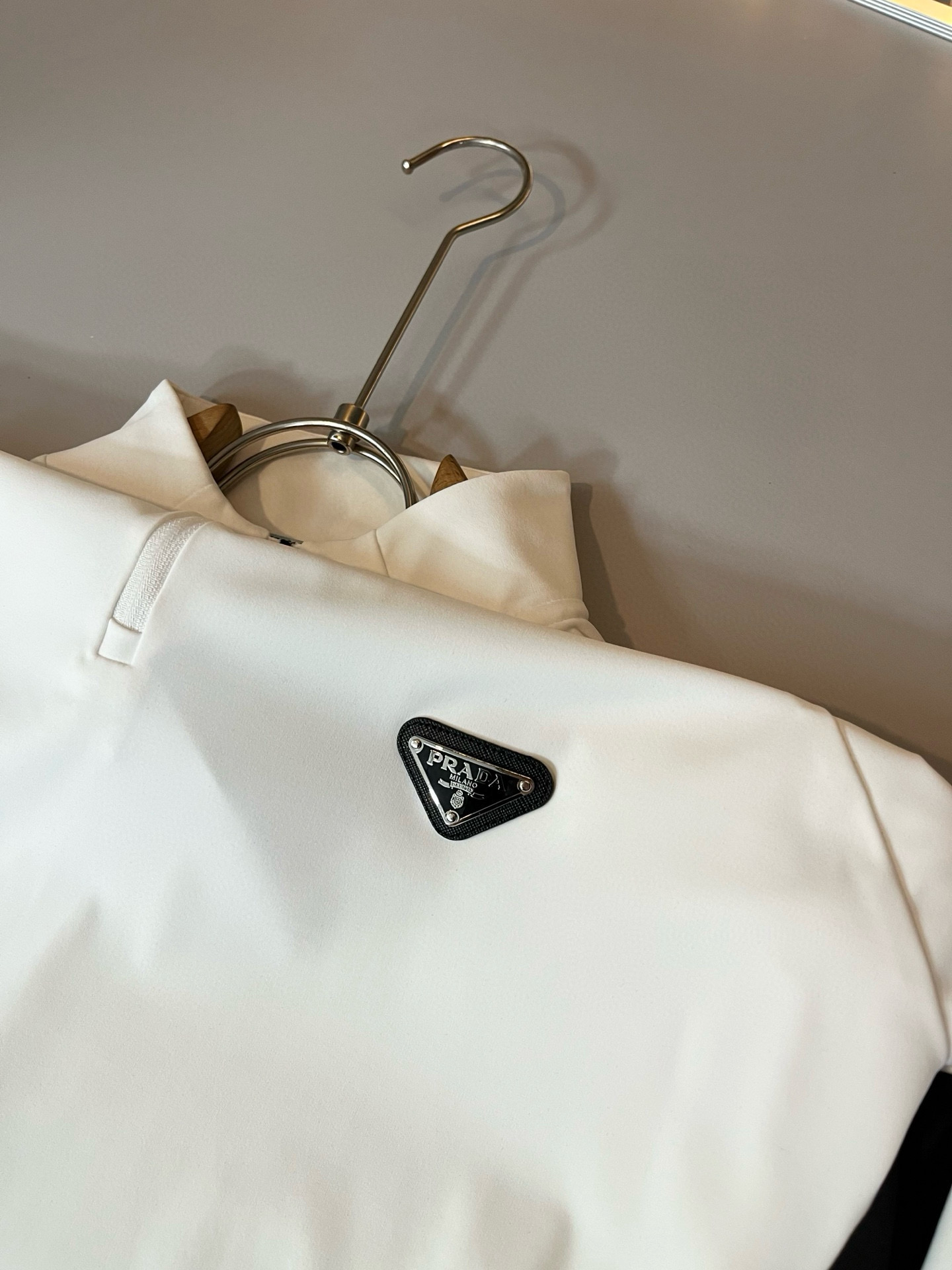 Prad*普*达 2025秋冬季新款经典元素短袖Polo衫，经典大方的款式，可以穿十年都还是流行的那种，