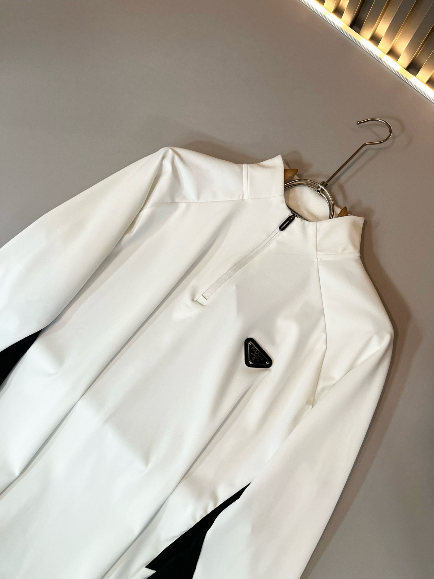 Prad*普*达 2025秋冬季新款经典元素短袖Polo衫，经典大方的款式，可以穿十年都还是流行的那种，