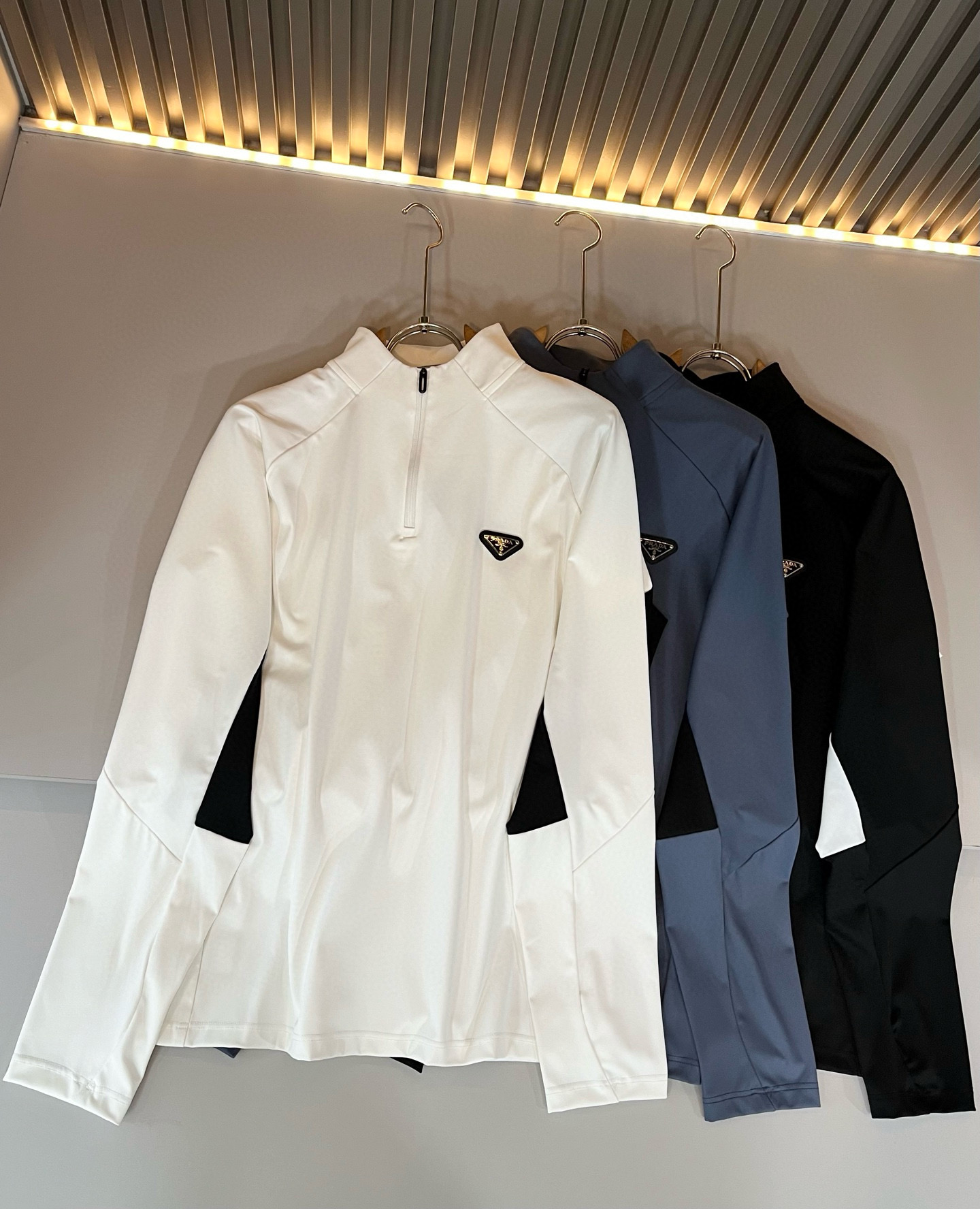 Prad*普*达 2025秋冬季新款经典元素短袖Polo衫，经典大方的款式，可以穿十年都还是流行的那种，