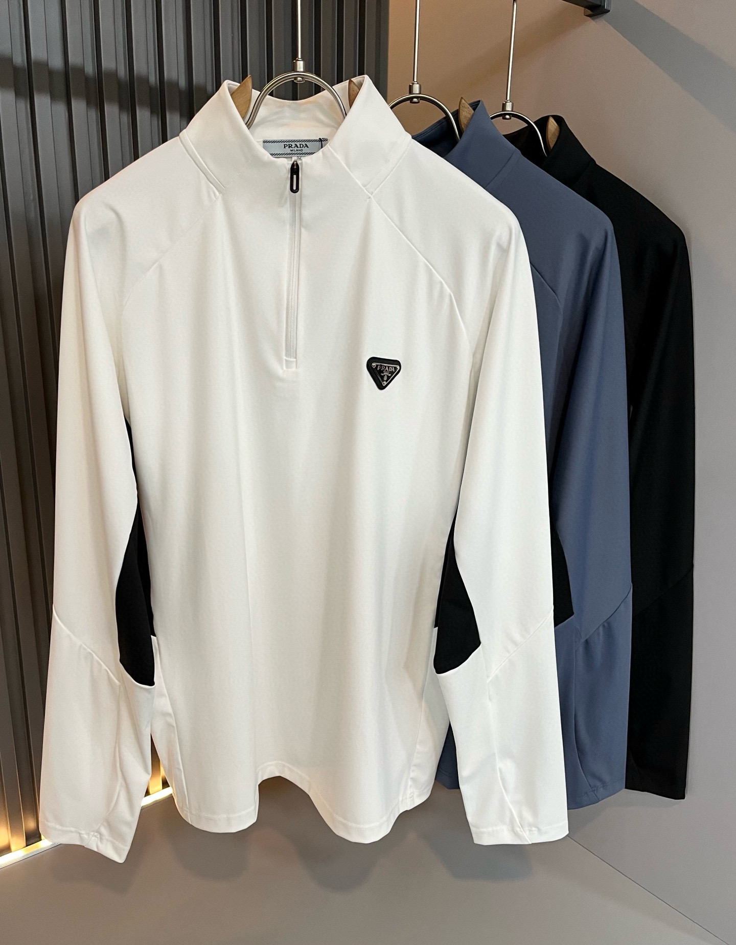 NO:629031,Prad*P*DA 2025 new autumn and winter short-sleeved Polo shirt with classic elements, classic and elegant style, can be worn for ten years and still popular, you must collect a few pieces, rare and exquisite style, you must collect it!  A piece of good taste!  It is so important that no matter what season it is, it is made of 100% imported top-quality elastic spandex fabric!  Fine weave!  solid!  Recognized as one of the best cottons in the world!  The feel and texture are perfect! Logo hardware design on the chest!  Perfectly enriching everyone’s visual sense!  Make you feel clean and neat!  Fashionable and good-looking!  !  Wearing this short-sleeved shirt from Prada, you will know what the world is worth!  PRADA has always been the quality life pursued by European aristocrats and upper-class people. This simple casual and versatile T-shirt is a personal luxury item with fashionable colors. Luxurious materials and rigorous craftsmanship are the main tools for PRADA fans. The flat and stylish round neck, the version is warm and comfortable, easy to wear and match, with its own accent and handsomeness, it is truly a one-piece that conquers the world!  The brand's design details are very exquisite, and the upper body is light and stylish. You must buy the latest T-shirts every season. In the face of this kind of consumables, it directly saves you the trouble of dressing when going out. There are many letter T-shirts on the market, but this one is rare. The streamlined tailoring and light casual literary temperament give you a perfect look in spring. Anyone who pursues fashion may wish to try it!  Size M-4XL,,prada,prada,T-shirt,tees,t-shirt,alexander wang19860909Prad*普*达 2025秋冬季新款经典元素短袖Polo衫,经典大方的款式,可以穿十年都还是流行的那种,你一定要收藏几件,难得精致极致的款,你一定要收！好品味的一件！重要到哪个季节都绕不开它百分百进口顶级弹力氨纶面料！织法精细！结实！世界公认最好的棉之一！手感质感都极完美! 胸口logo五金设计！完美的丰富大家的视觉感！让你感觉干净利落！时尚又好看！！穿上普拉达的这款短袖,才知道什么是人间太值得！PRADA一直都是欧洲贵族和上流社会雅士追求的品质生活这款简易休闲百搭T恤更是穿出个人奢侈的单品色彩时尚 奢侈的材质和严谨的工艺是PRADA圈粉的主要利器平整有型的圆领,版型温暖舒适好穿又好搭,自带腔调和帅气,真正的一款打天下！品牌的设计细节十分考究,上身轻便有型,每季都要入手最新的T恤,面对这种消耗品,直接省了你出门穿搭的烦恼,市面上的字母T恤有很多,但这款还很难得一见了,信手拈来的流线剪裁,淡淡的休闲文艺气质,给足春日的排面,每个对时髦度有追求的你,都不妨上身一试！尺码M-4XL,,prada,prada,T-shirt,tees，t-shirt,alexander wang,Men's clothing