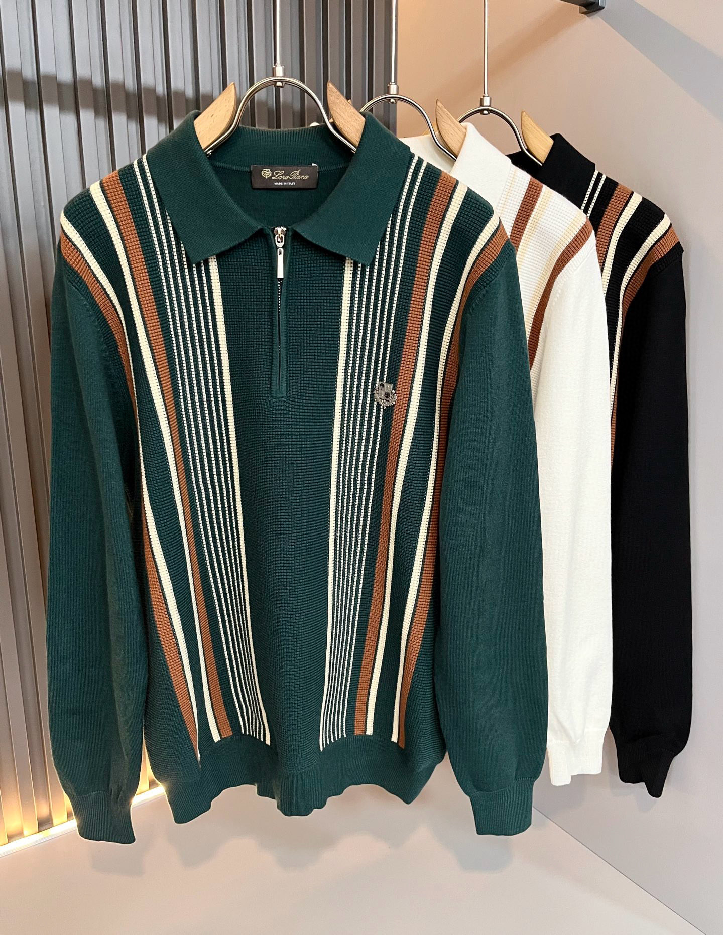 NO:629081,Loro Piana 2025 autumn and winter men's latest trade order knitted woolen sweaters, all in good condition!  !  The upper body is comfortable and breathable, not stiff, and the overall body has a rich three-dimensional sense. Quality export order, logo pattern hardware design on the chest!  The tailoring of the exclusive knitted wool fabric meets the simple needs of commuters. The upper body effect is very good, slimming, and not picky about the figure. The workmanship of the fabric... is impeccable. Only good craftsmanship and good fabrics can make you wear a good taste. It is a must-have item for everyone!  Size M-4XL,,loro piana,alexander wang19860909Loro Piana诺悠翩雅 2025秋冬男士最新的贸易订单针织羊毛衫,全品相！！上身舒适透气,不僵硬,整体有着丰富的立体感,品质出口订单,胸前logo图案五金设计！定制专属针织羊毛面料剪裁,满足通勤人们对于着装的简约需求,上身效果很好,显瘦,不挑剔身材.面料做工....无可挑剔,好工艺好面料才能穿出好品味一款,人手必备单品！尺码M-4XL,,loro piana,alexander wang,Men's clothing