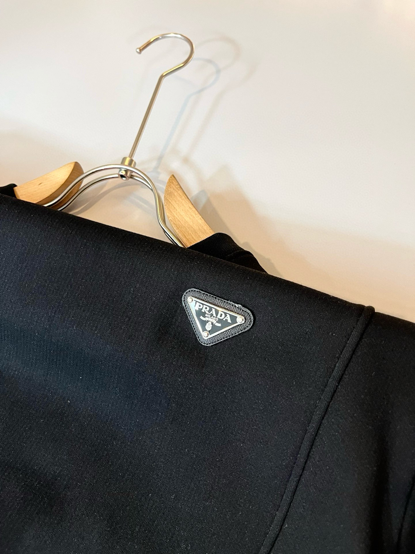 PRAD*A普*达⚠️加绒款！2025秋冬新款男女同款👫长袖卫衣，最新款全网独家首上！！~既经典有时尚百