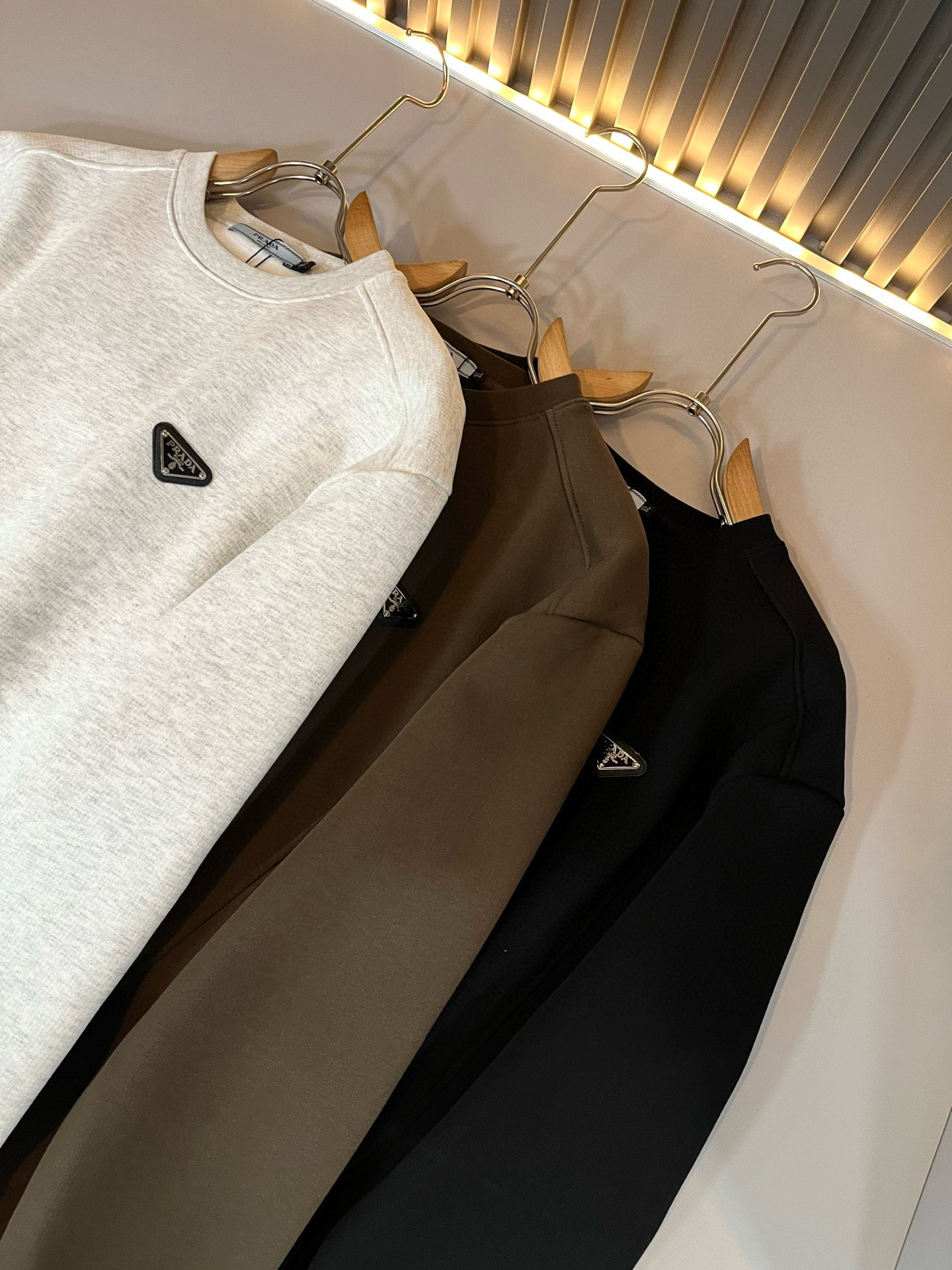 PRAD*A普*达⚠️加绒款！2025秋冬新款男女同款👫长袖卫衣，最新款全网独家首上！！~既经典有时尚百