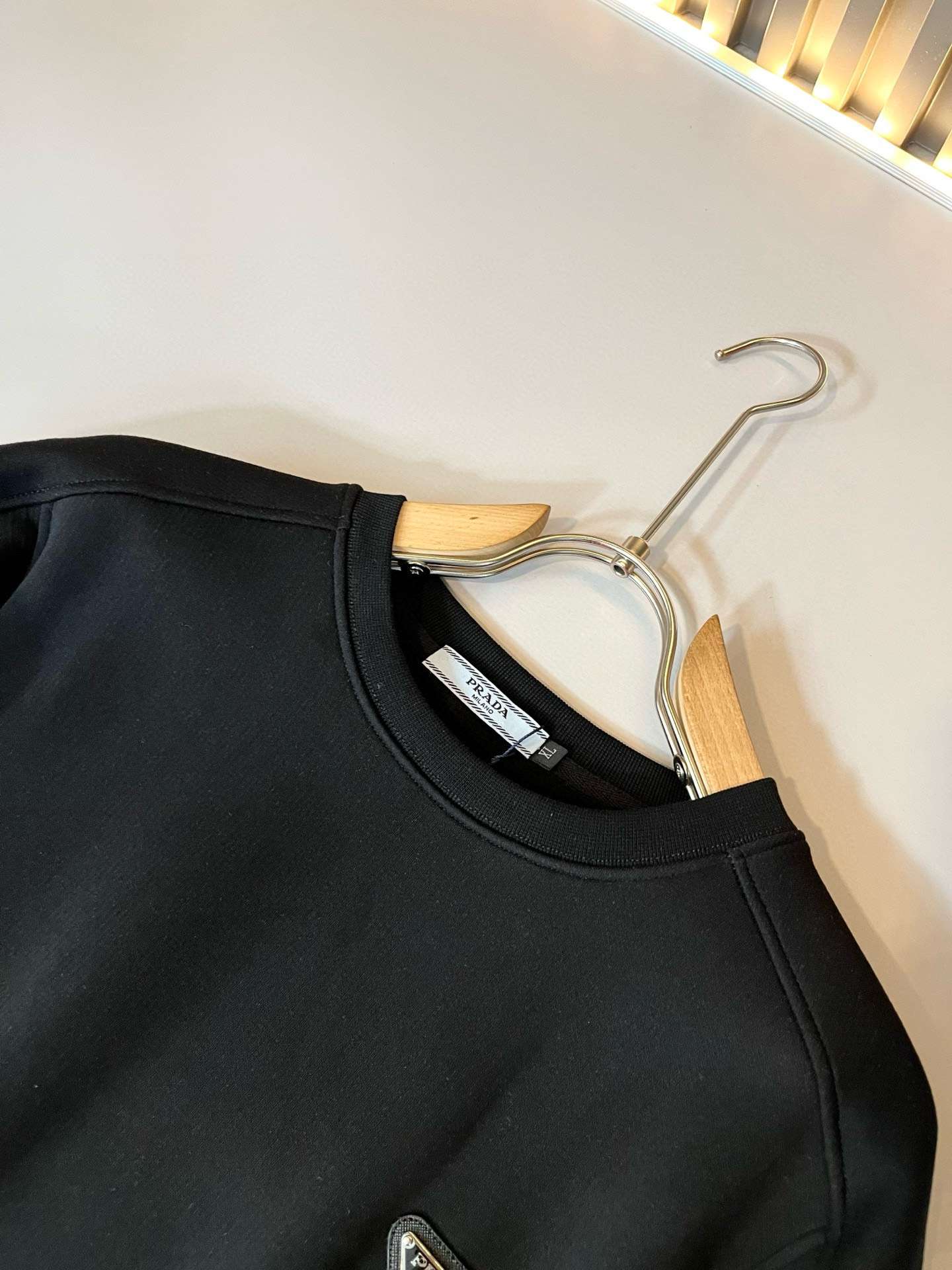 PRAD*A普*达⚠️加绒款！2025秋冬新款男女同款👫长袖卫衣，最新款全网独家首上！！~既经典有时尚百