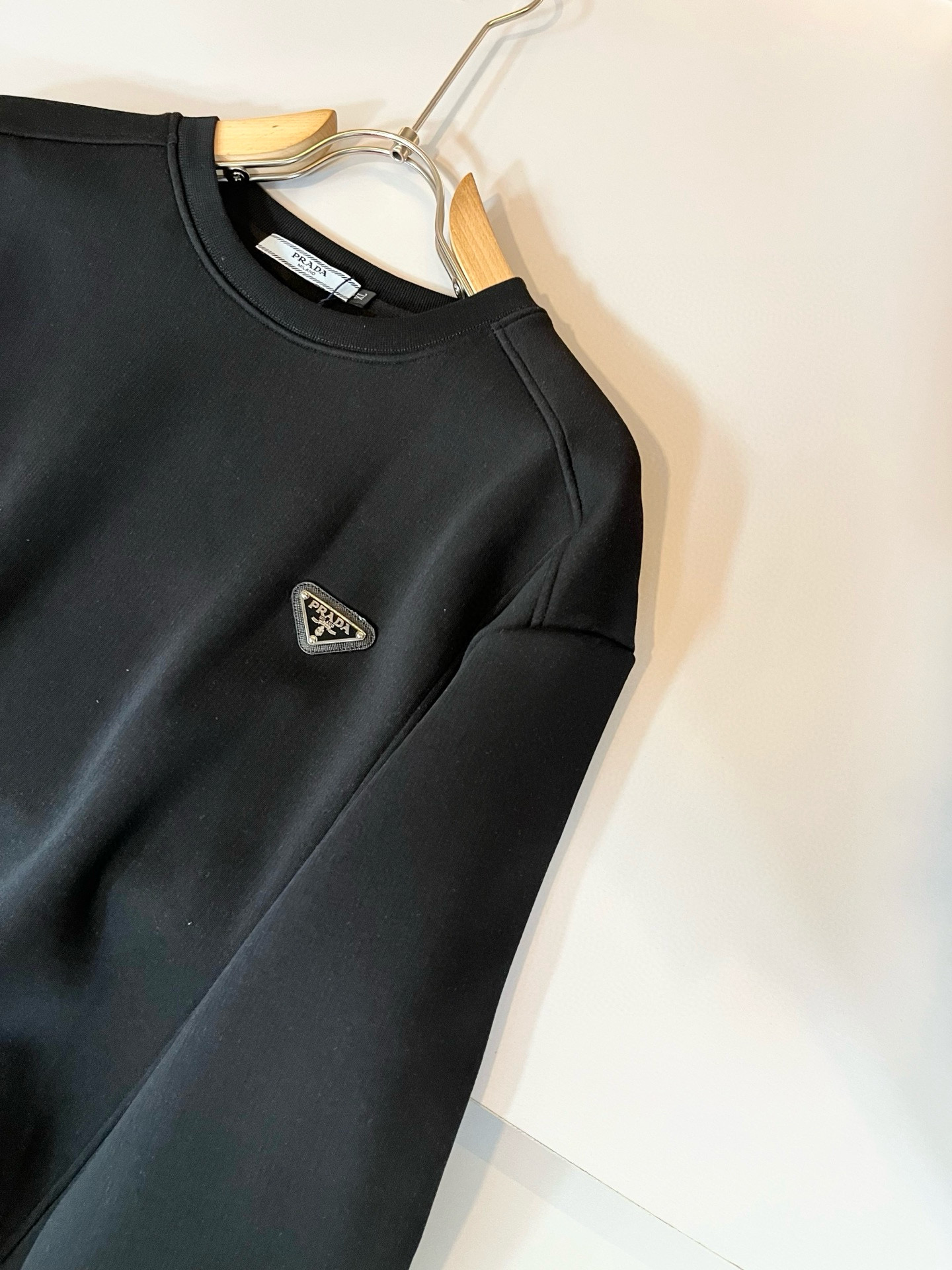 PRAD*A普*达⚠️加绒款！2025秋冬新款男女同款👫长袖卫衣，最新款全网独家首上！！~既经典有时尚百