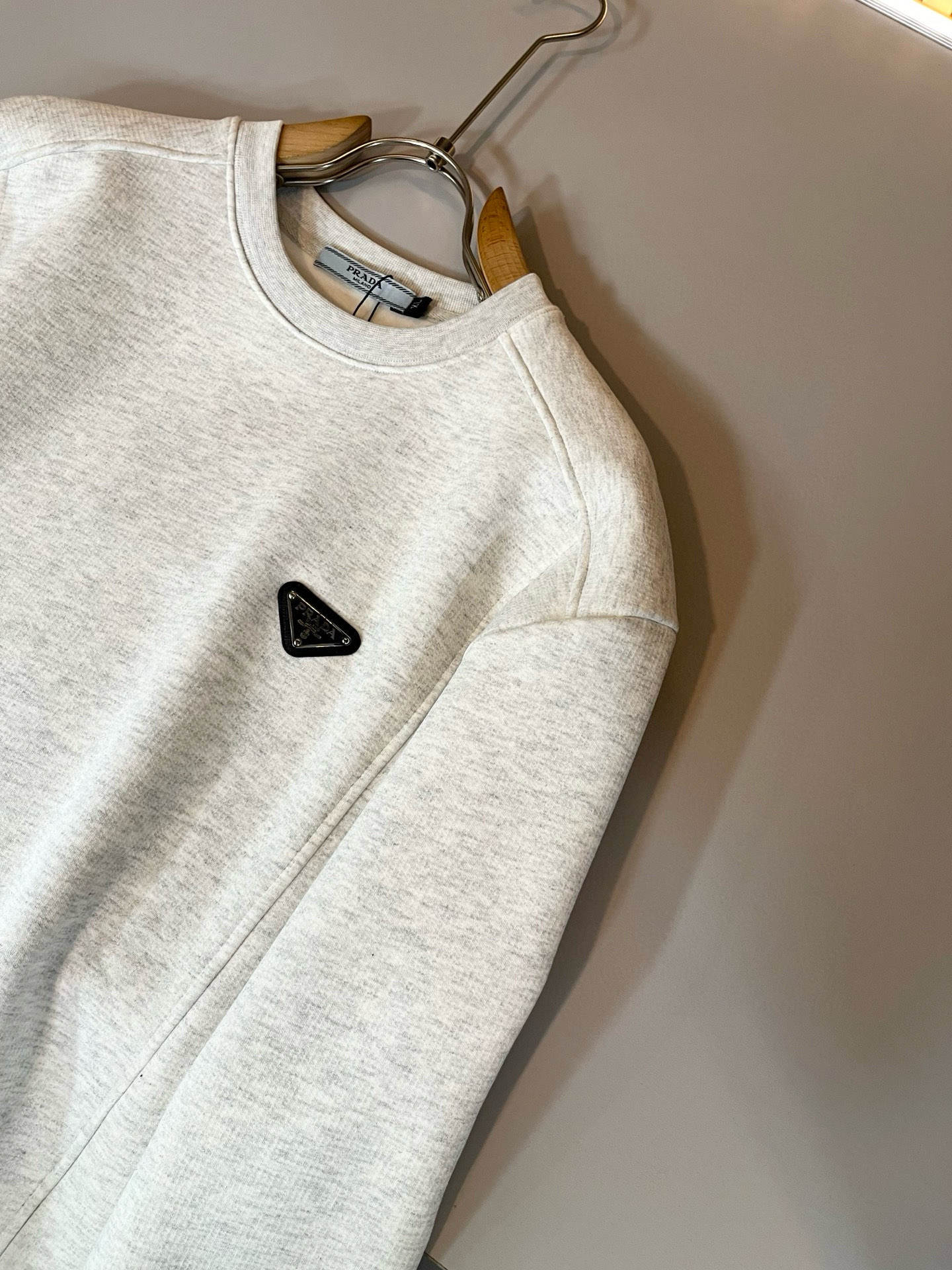 PRAD*A普*达⚠️加绒款！2025秋冬新款男女同款👫长袖卫衣，最新款全网独家首上！！~既经典有时尚百