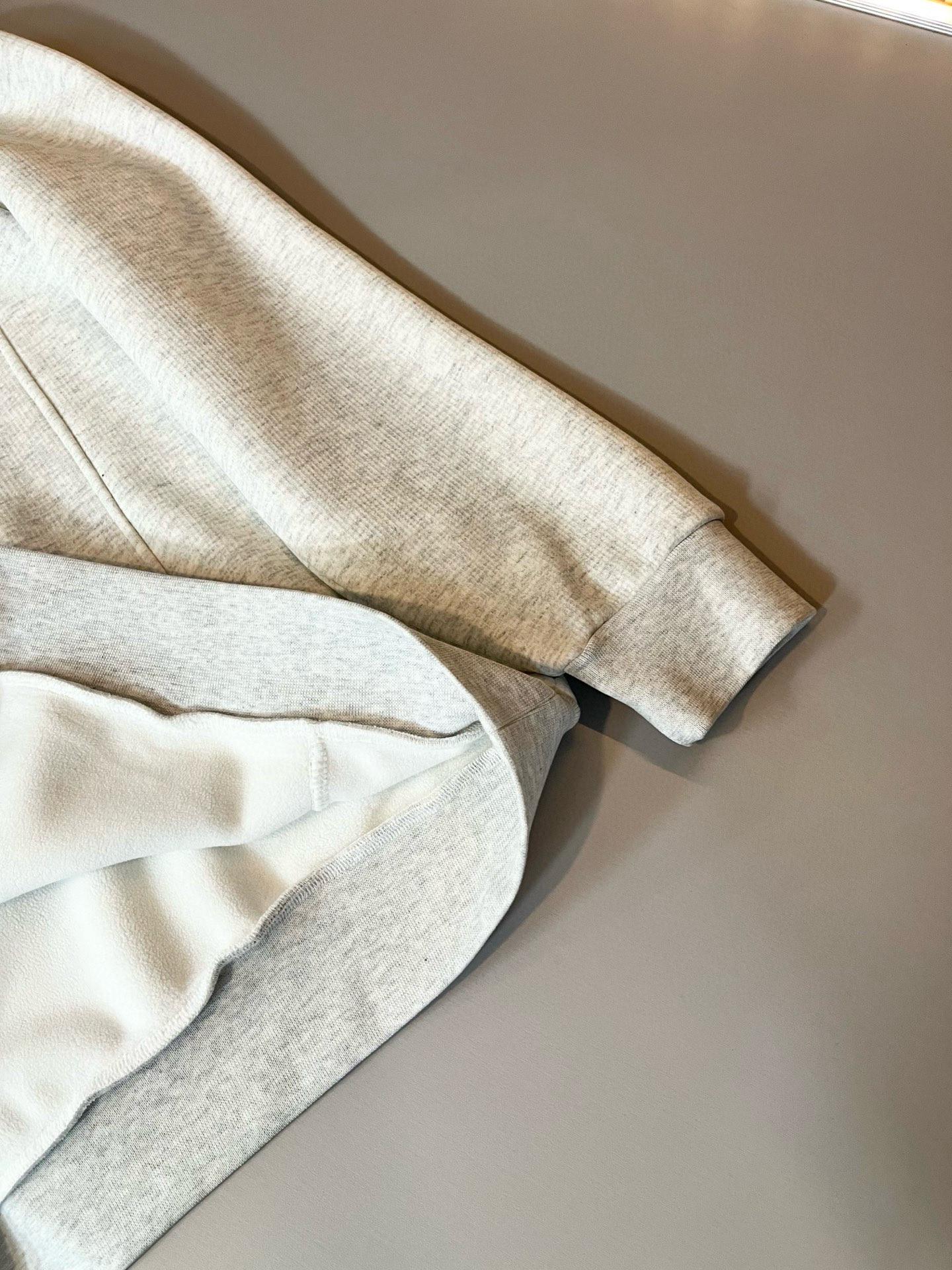 PRAD*A普*达⚠️加绒款！2025秋冬新款男女同款👫长袖卫衣，最新款全网独家首上！！~既经典有时尚百