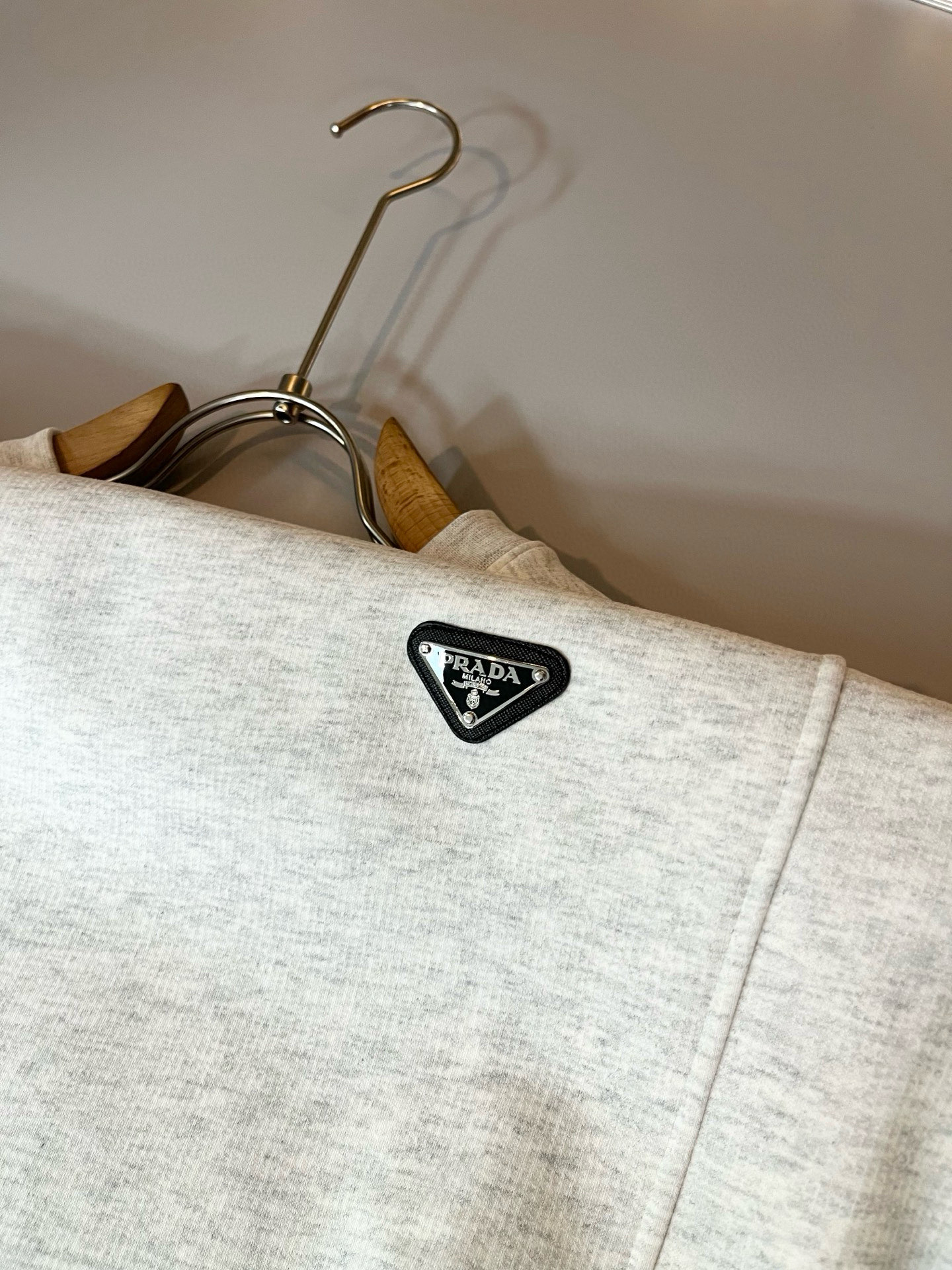 PRAD*A普*达⚠️加绒款！2025秋冬新款男女同款👫长袖卫衣，最新款全网独家首上！！~既经典有时尚百