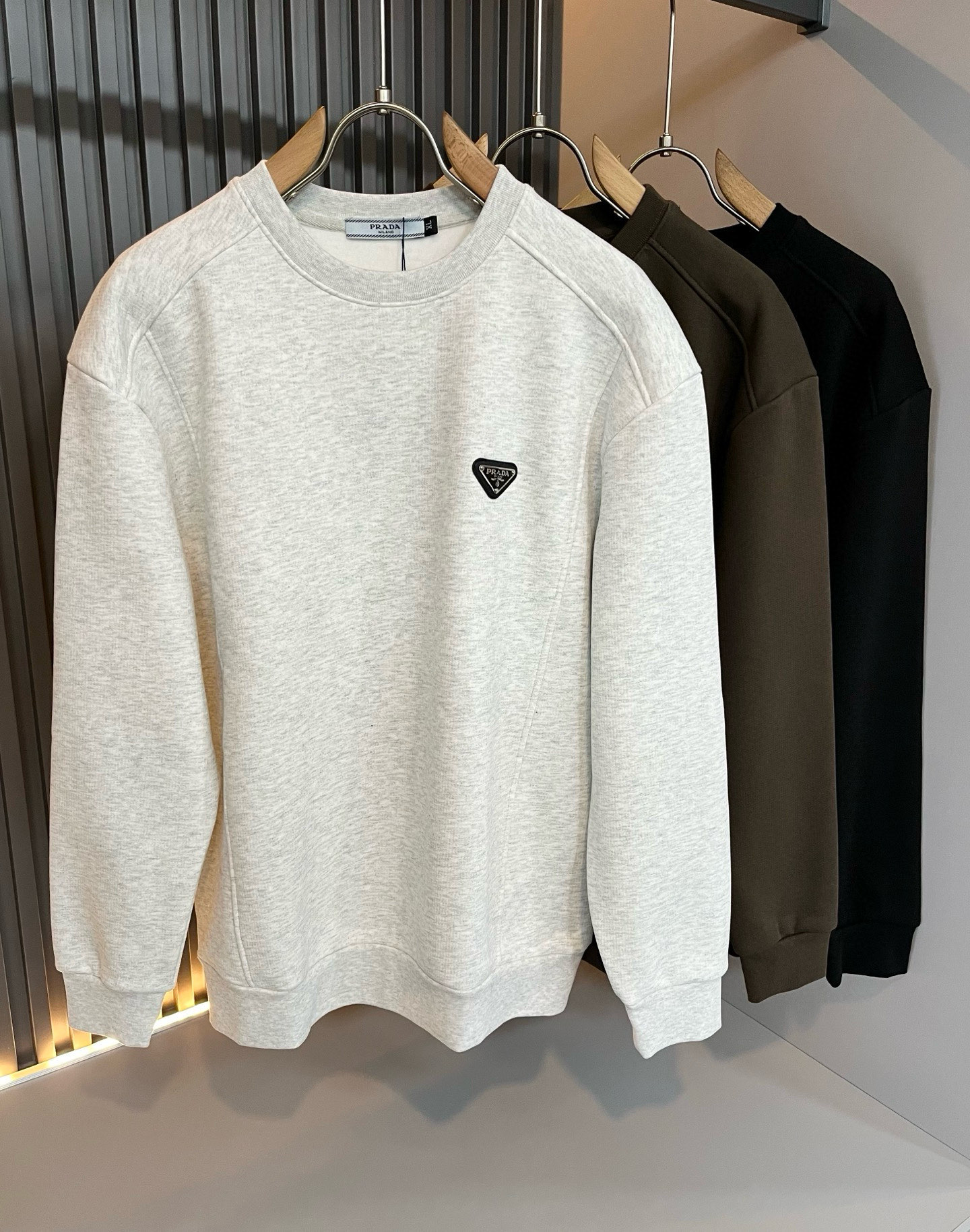 NO:629014,PRAD*A P*Daga velvet model!  2025 new autumn and winter long-sleeved sweatshirts for men and women, the latest model is exclusively available on the entire network!  !  ~It is both classic and fashionable, who doesn’t love it? It shows the classic again, it is very eye-catching, and it has a low-luxury aura and recognition!  Pr*da's traditional brand concept and modern advanced technology are perfectly combined. Coupled with an extremely modern and simple design, Pr*da's exclusive three-dimensional logo pattern badge design!  Customized fabrics made of 100% imported pure cotton!  The texture of this model is quite impressive. You can tell the specifications and grades at your fingertips. The level of finesse and breathability are top-notch!  Size M-4XL,,prada,hoodie,sweatshirts,alexander wang19860909PRAD*A普*达加绒款！2025秋冬新款男女同款长袖卫衣,最新款全网独家首上！！~既经典有时尚百搭,谁不爱啊,将经典再次展现,非常的耐看,自带低奢光环与辨识度！Pr*da传统的品牌理念和现代化的先进技术进行了完美结合.加上极其现代摩登风范的简约设计,p家专属立体logo图案徽章设计！定制百分百进口纯棉的面料！此款的质感相当感人 触手便知规格档次 细腻程度与透气效果堪称顶级！尺码M-4XL,,prada,hoodie,sweatshirts,alexander wang,Men's clothing