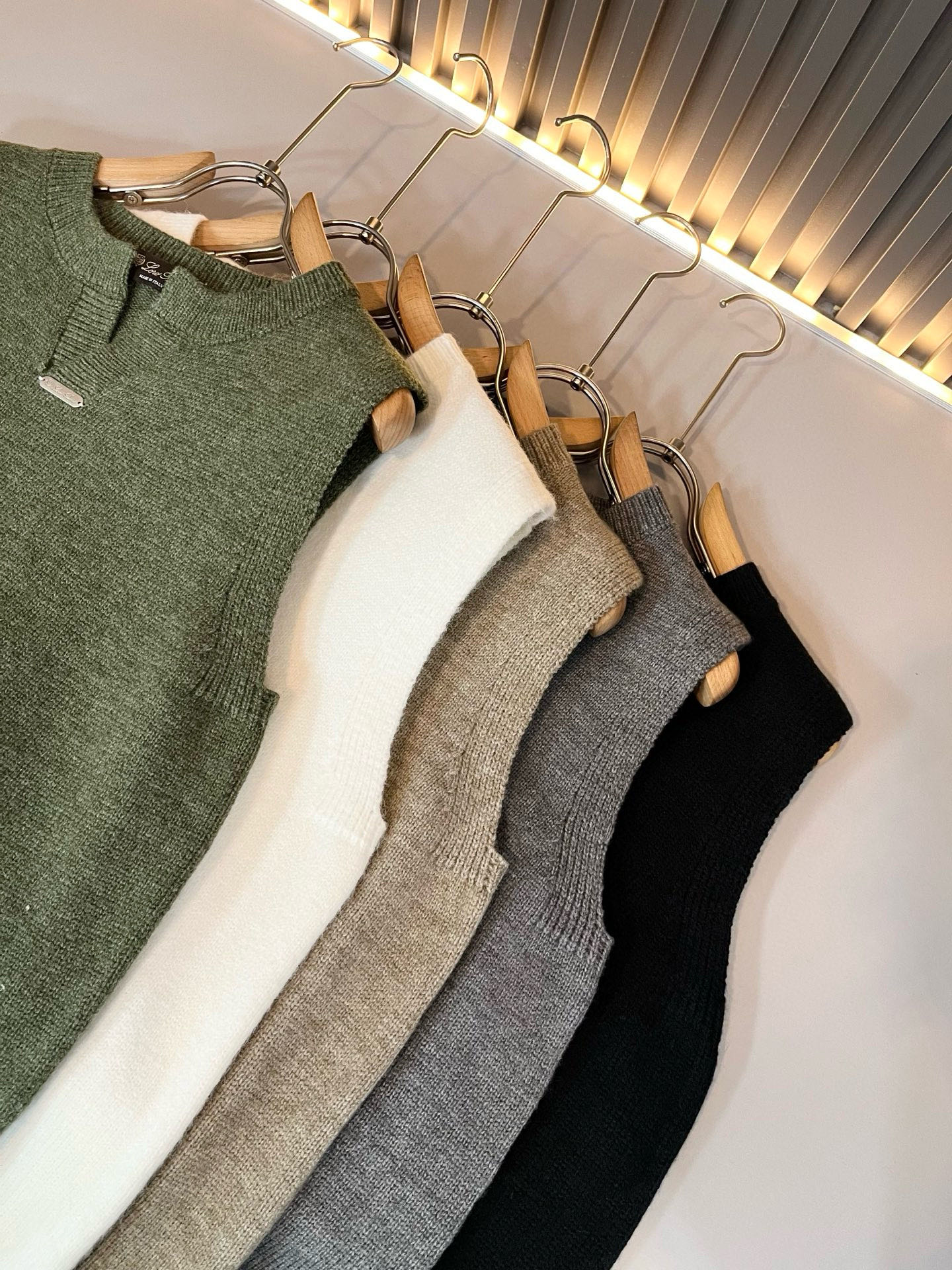 Loro Piana诺悠翩雅 2025秋冬男士最新的贸易订单针织马甲，全品相！！上身舒适透气，不僵硬，整