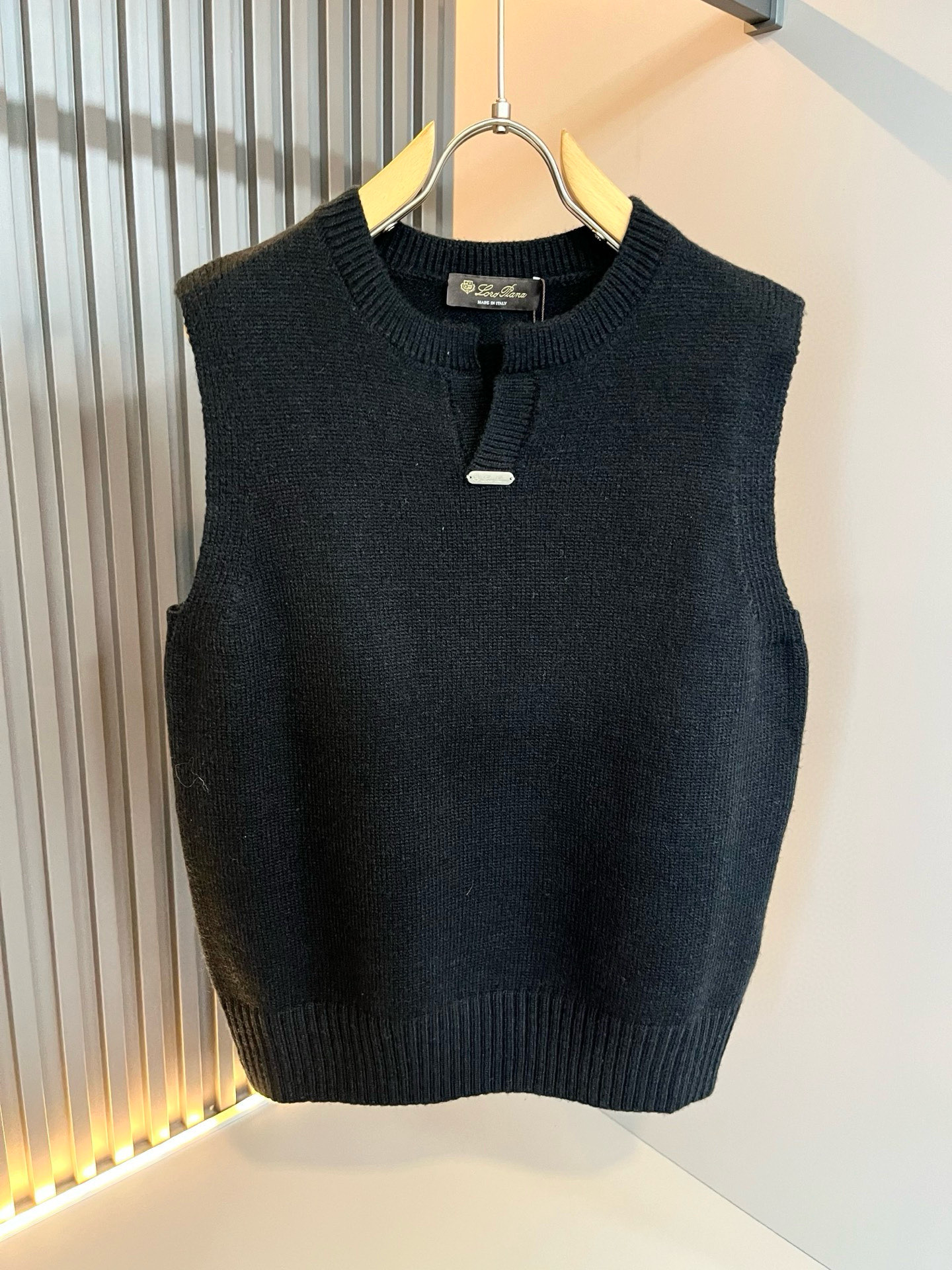 Loro Piana诺悠翩雅 2025秋冬男士最新的贸易订单针织马甲，全品相！！上身舒适透气，不僵硬，整