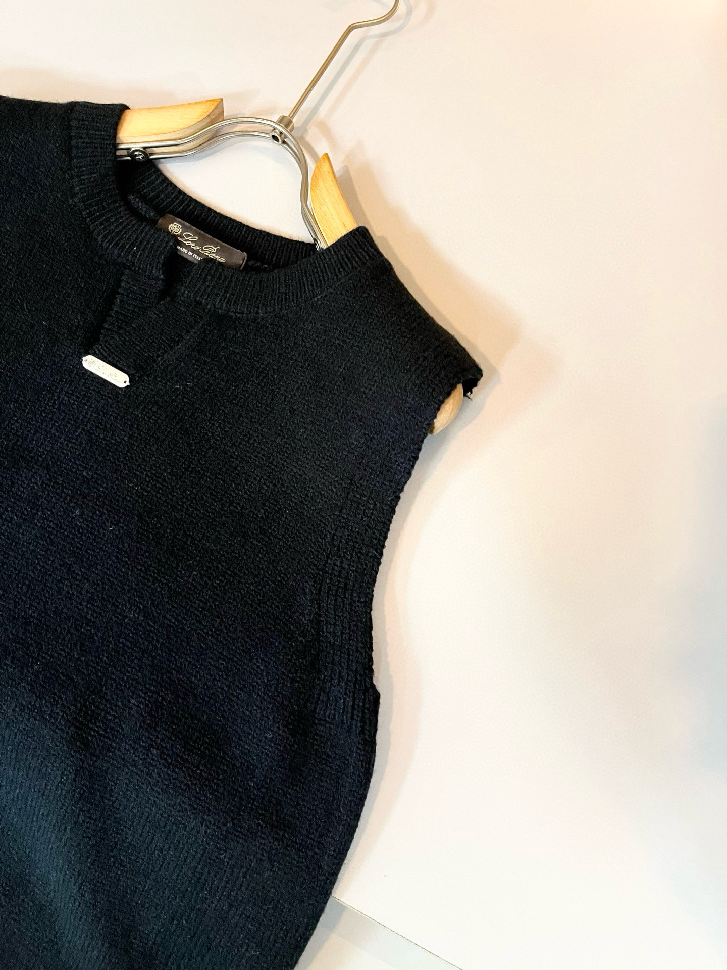 Loro Piana诺悠翩雅 2025秋冬男士最新的贸易订单针织马甲，全品相！！上身舒适透气，不僵硬，整