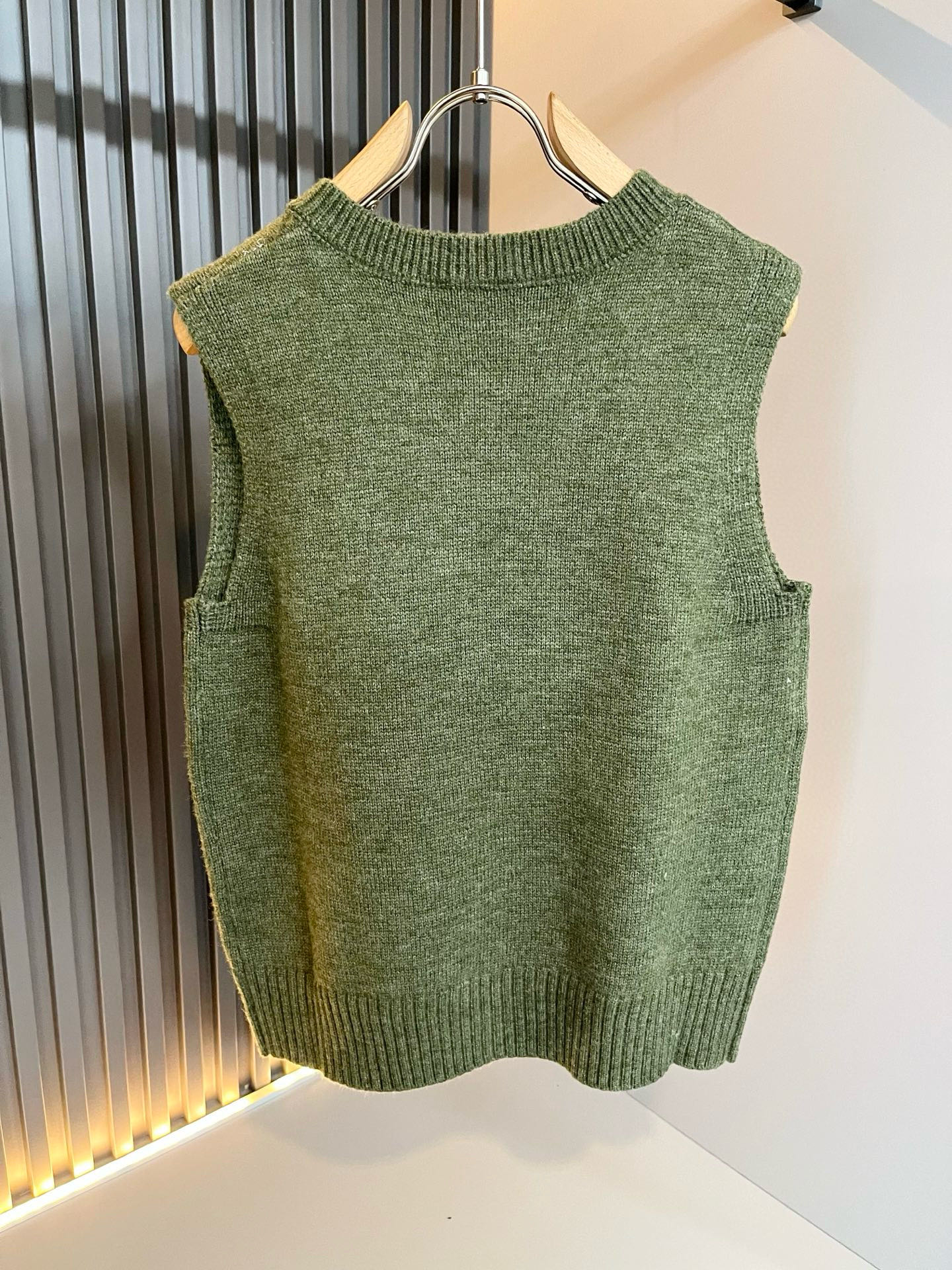 Loro Piana诺悠翩雅 2025秋冬男士最新的贸易订单针织马甲，全品相！！上身舒适透气，不僵硬，整