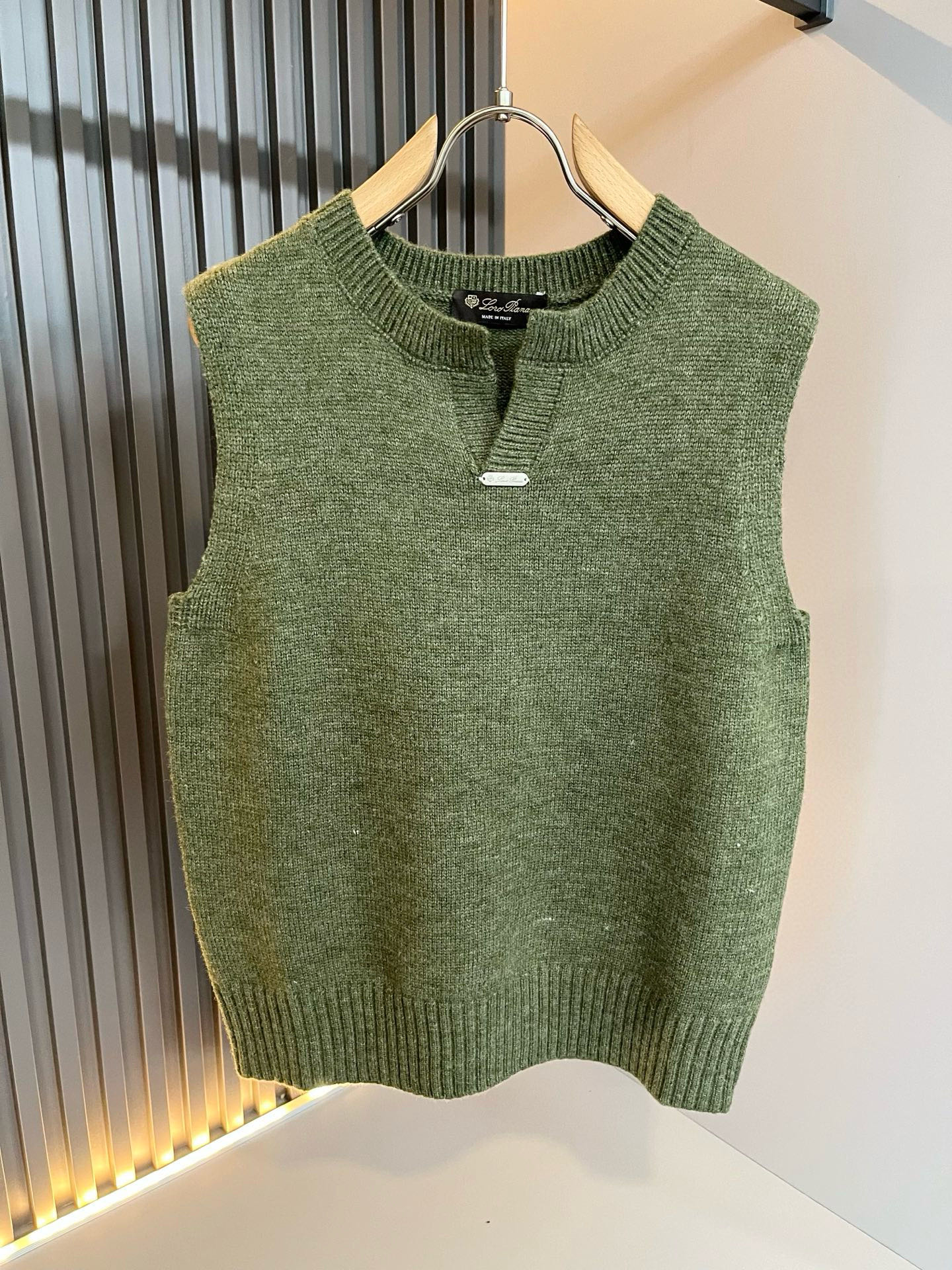 Loro Piana诺悠翩雅 2025秋冬男士最新的贸易订单针织马甲，全品相！！上身舒适透气，不僵硬，整