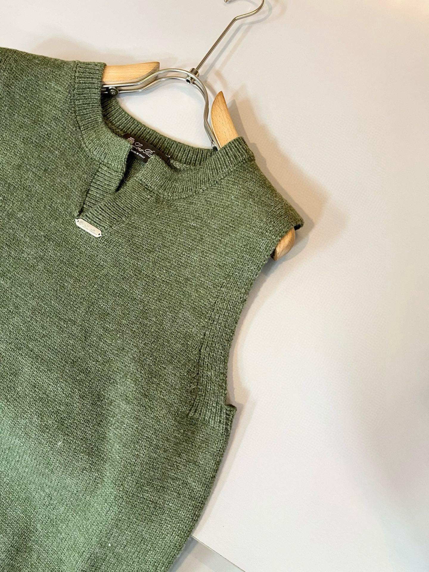 Loro Piana诺悠翩雅 2025秋冬男士最新的贸易订单针织马甲，全品相！！上身舒适透气，不僵硬，整