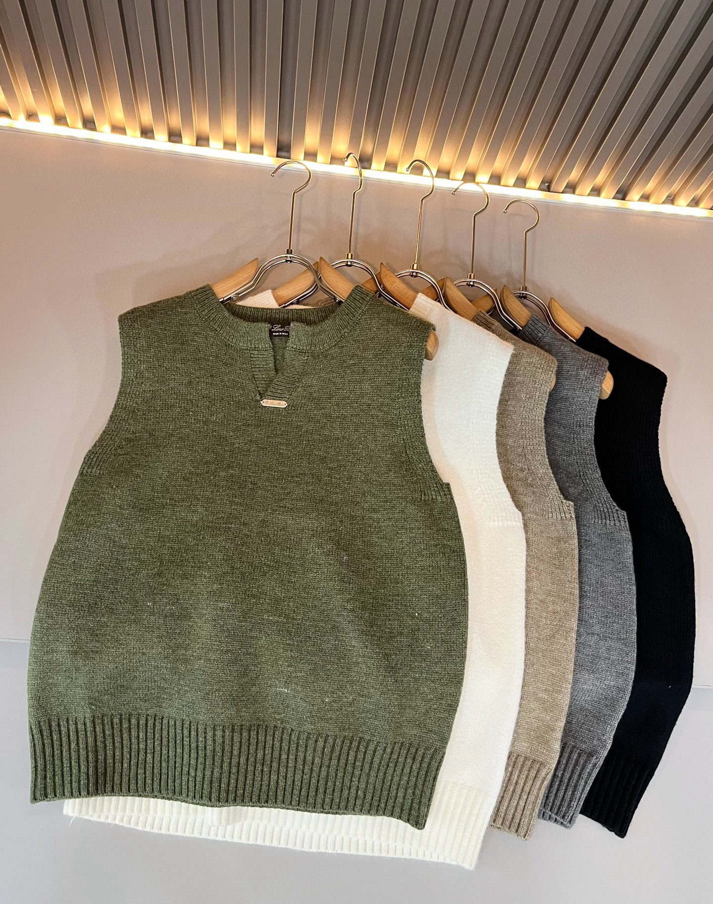 Loro Piana诺悠翩雅 2025秋冬男士最新的贸易订单针织马甲，全品相！！上身舒适透气，不僵硬，整