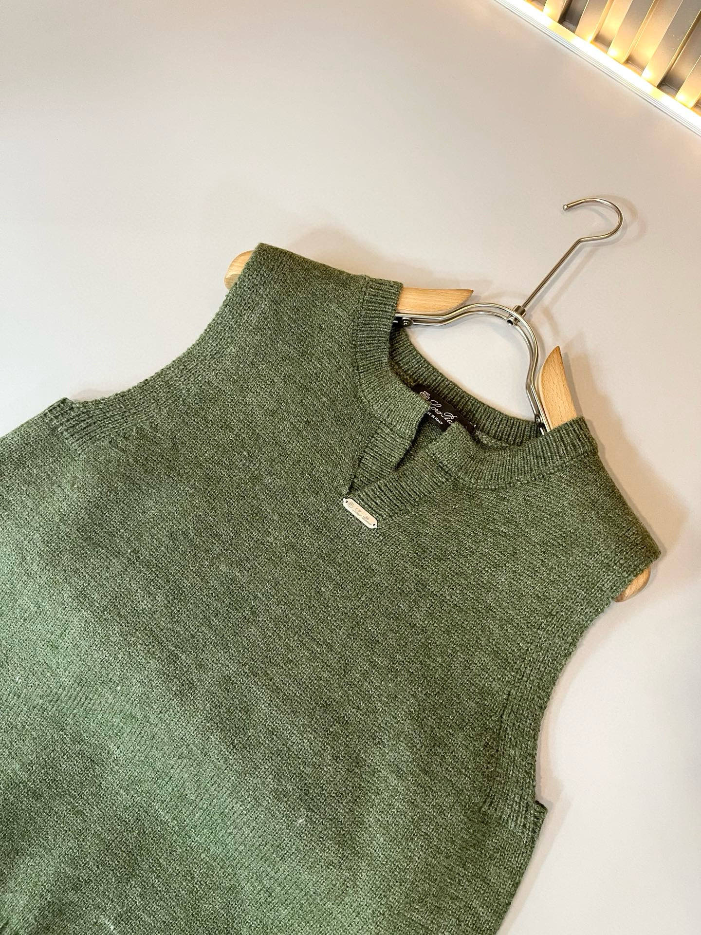 Loro Piana诺悠翩雅 2025秋冬男士最新的贸易订单针织马甲，全品相！！上身舒适透气，不僵硬，整