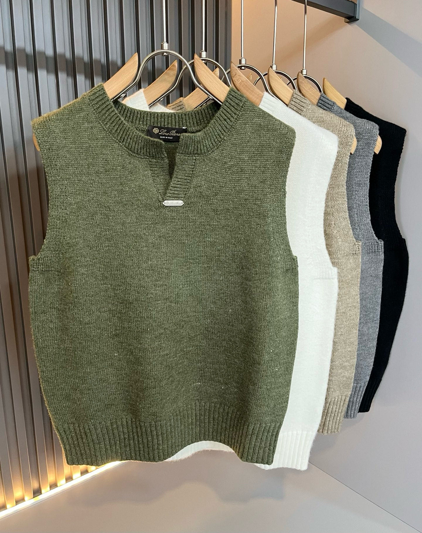 NO:629001,Loro Piana 2025 autumn and winter men's latest trade order knitted vest, all in good condition!  !  The upper body is comfortable and breathable, not stiff, and the overall body has a rich three-dimensional sense. Quality export order, customized exclusive knitted fabric tailoring, and hardware logo design on the chest!  It meets the simple needs of commuters for dressing. The upper body effect is very good, slimming, and not picky about the figure. The fabric workmanship is impeccable. Only good craftsmanship and good fabrics can make you wear a good taste. It is a must-have item for everyone!  Size M-4XL,,loro piana,alexander wang19860909Loro Piana诺悠翩雅 2025秋冬男士最新的贸易订单针织马甲,全品相！！上身舒适透气,不僵硬,整体有着丰富的立体感,品质出口订单,定制专属针织面料剪裁,胸前五金logo设计！满足通勤人们对于着装的简约需求,上身效果很好,显瘦,不挑剔身材.面料做工....无可挑剔,好工艺好面料才能穿出好品味一款,人手必备单品！尺码M-4XL,,loro piana,alexander wang,Men's clothing